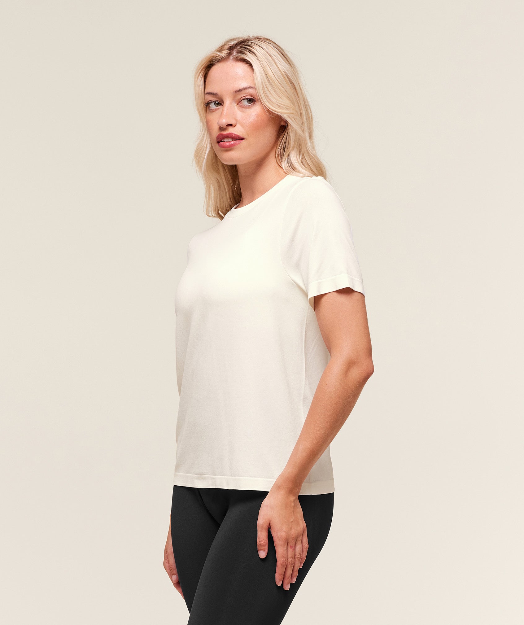 gymshark-everyday-seamless-t-shirt-ss-tops-white-ss25