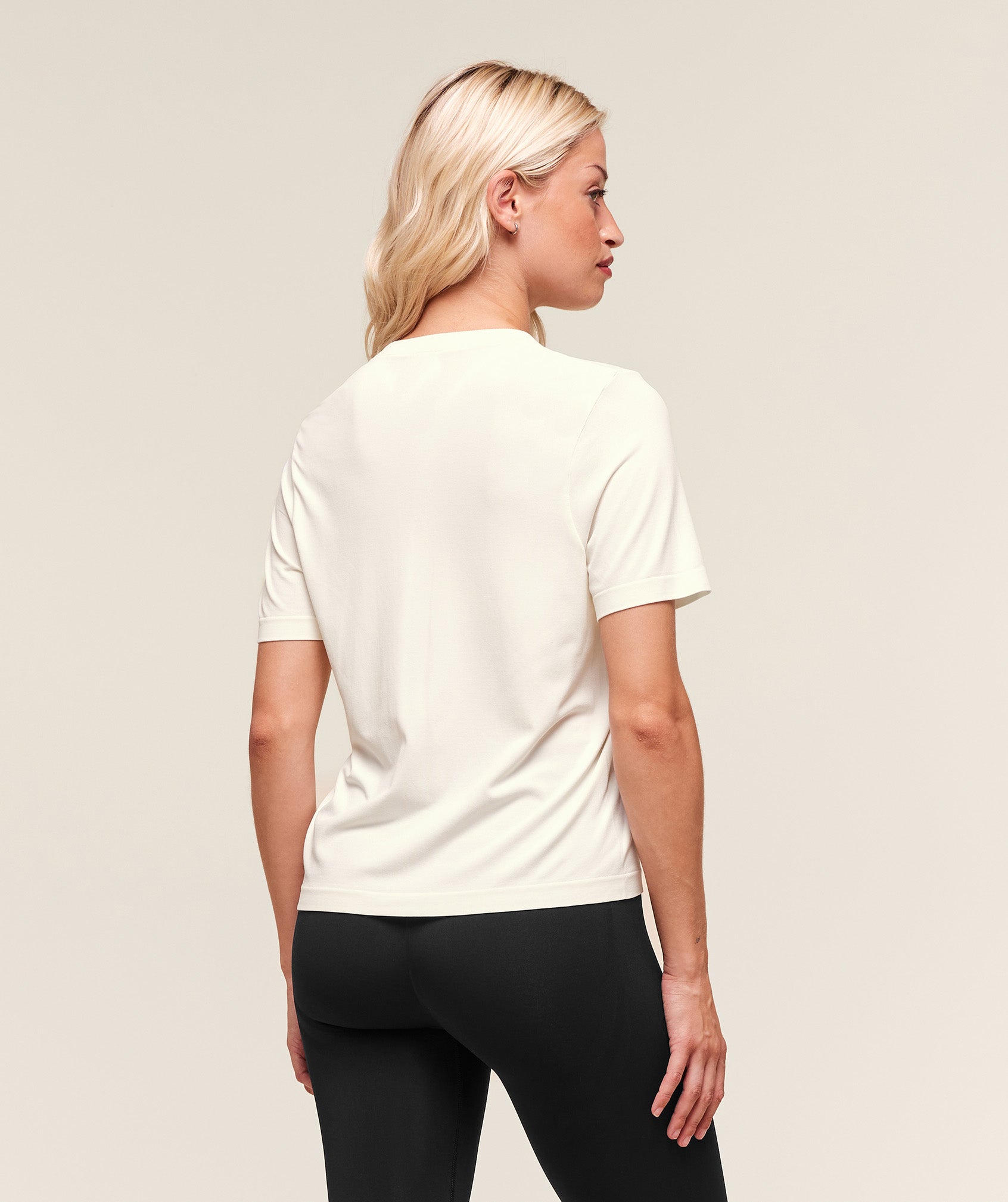 gymshark-everyday-seamless-t-shirt-ss-tops-white-ss25