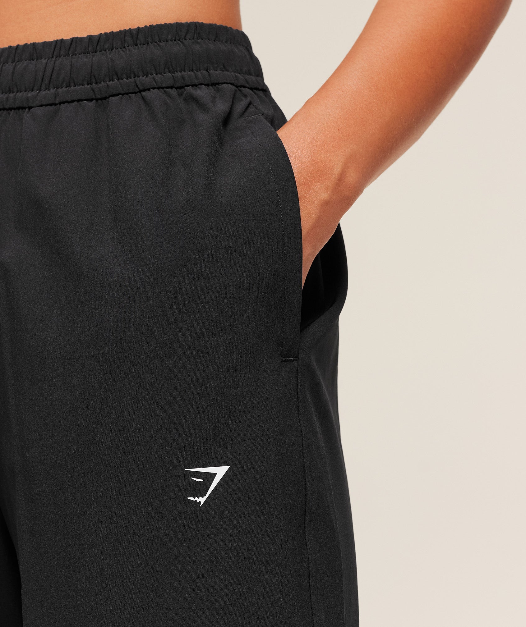 gymshark-everyday-woven-straight-leg-joggers-pants-black-aw25