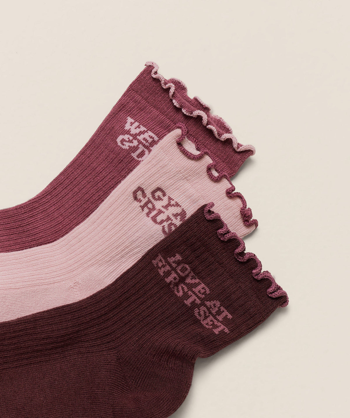 gymshark-valentines-graphic-frill-midi-3pk-socks-pink-aw25