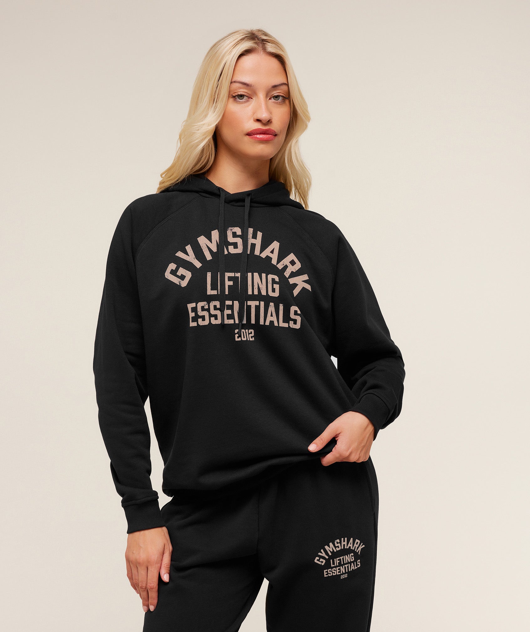 gymshark-lifting-essentials-hoodie-pullovers-black-aw25