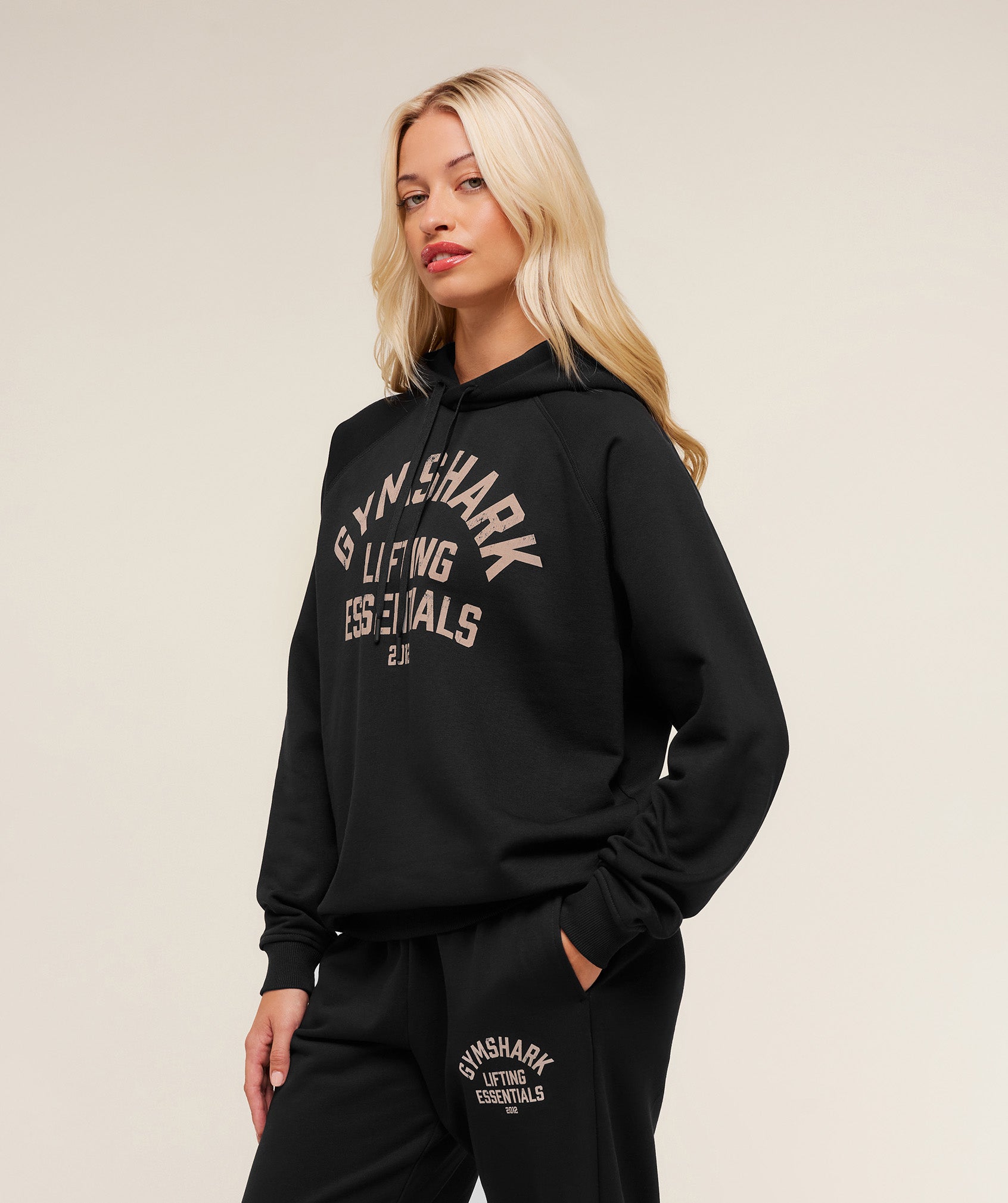 gymshark-lifting-essentials-hoodie-pullovers-black-aw25