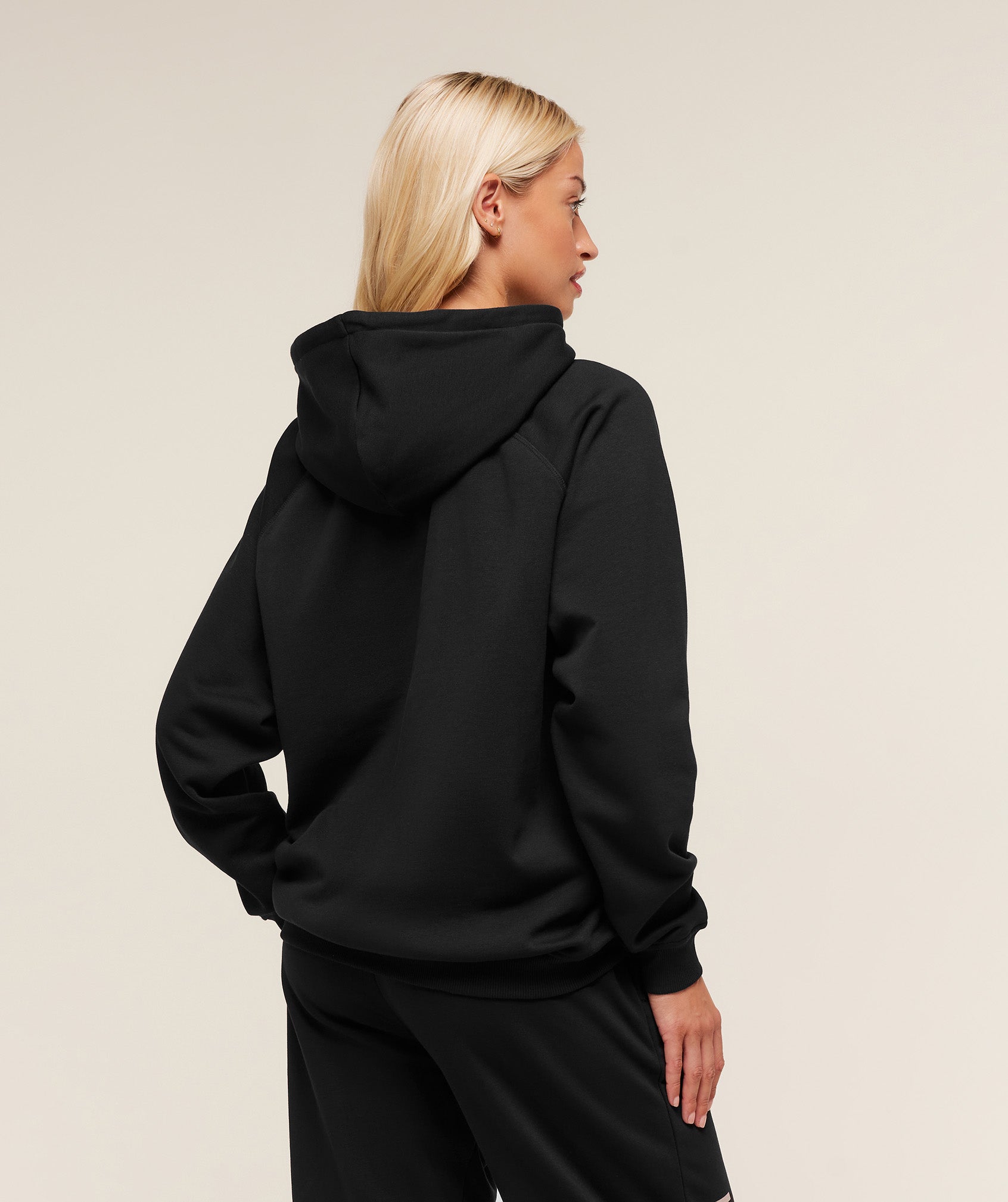 gymshark-lifting-essentials-hoodie-pullovers-black-aw25