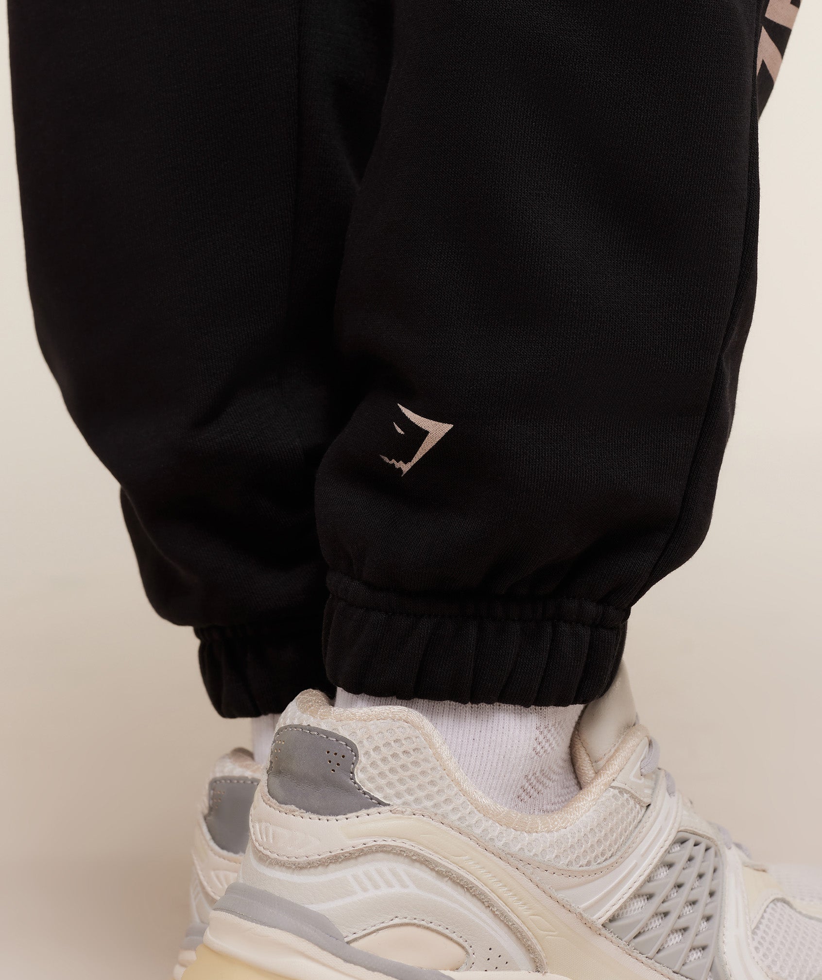 gymshark-lifting-essentials-joggers-pants-black-aw25-7