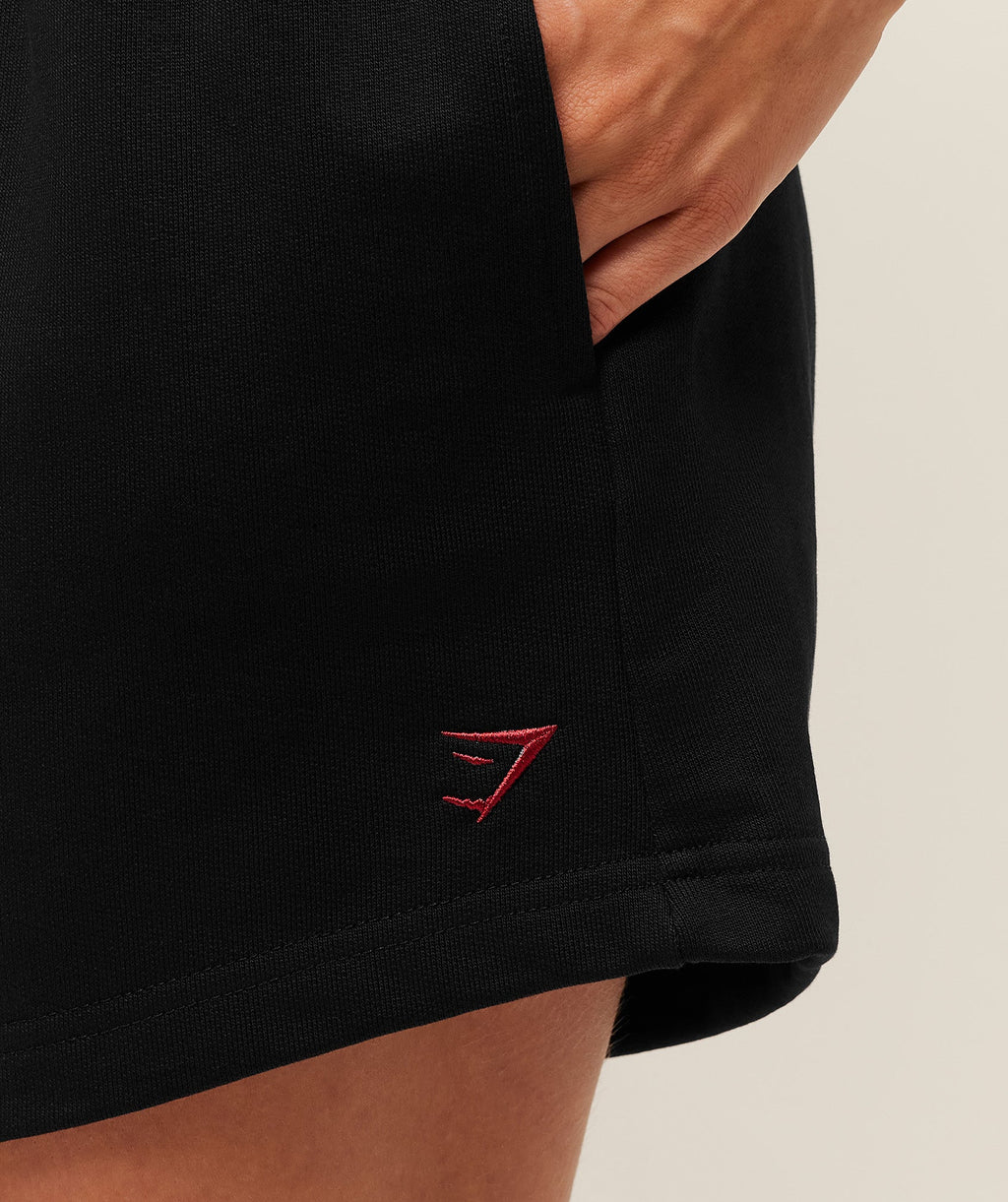 gymshark-collegiate-graphic-short-shorts-black-aw25