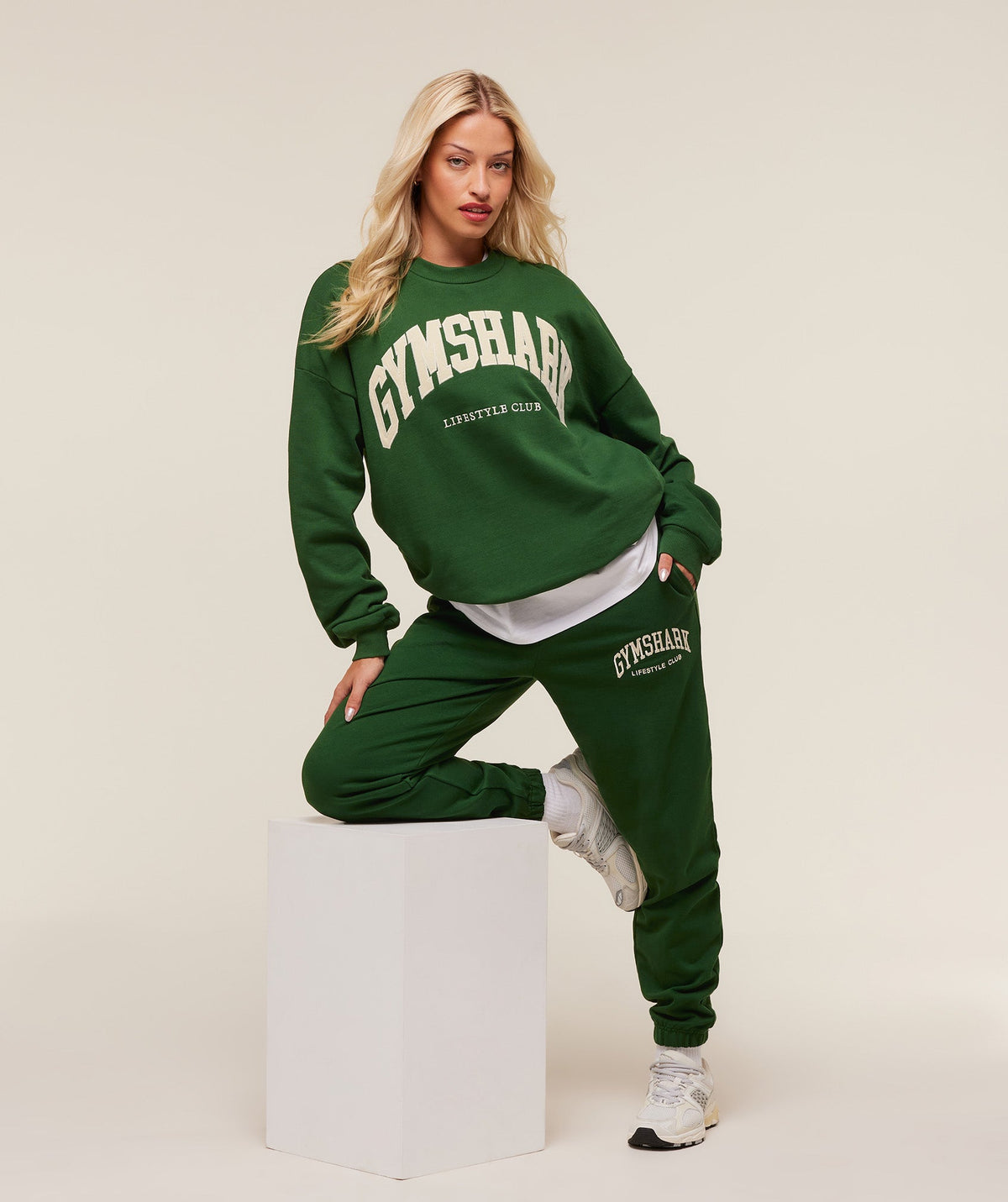 gymshark-collegiate-graphic-crew-neck-pullover-pullovers-green-aw25
