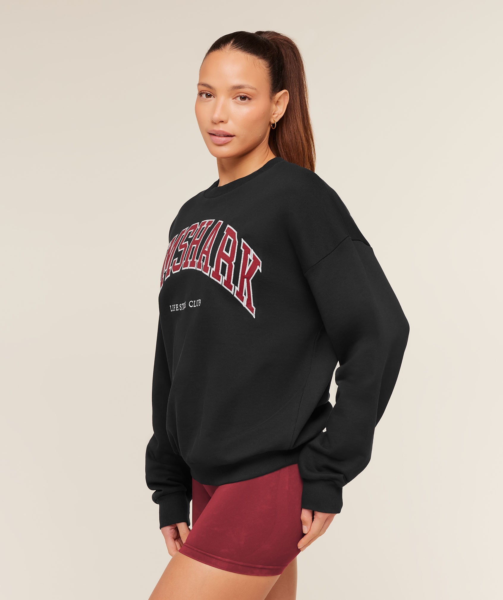 gymshark-collegiate-graphic-crew-neck-pullover-pullovers-black-aw25