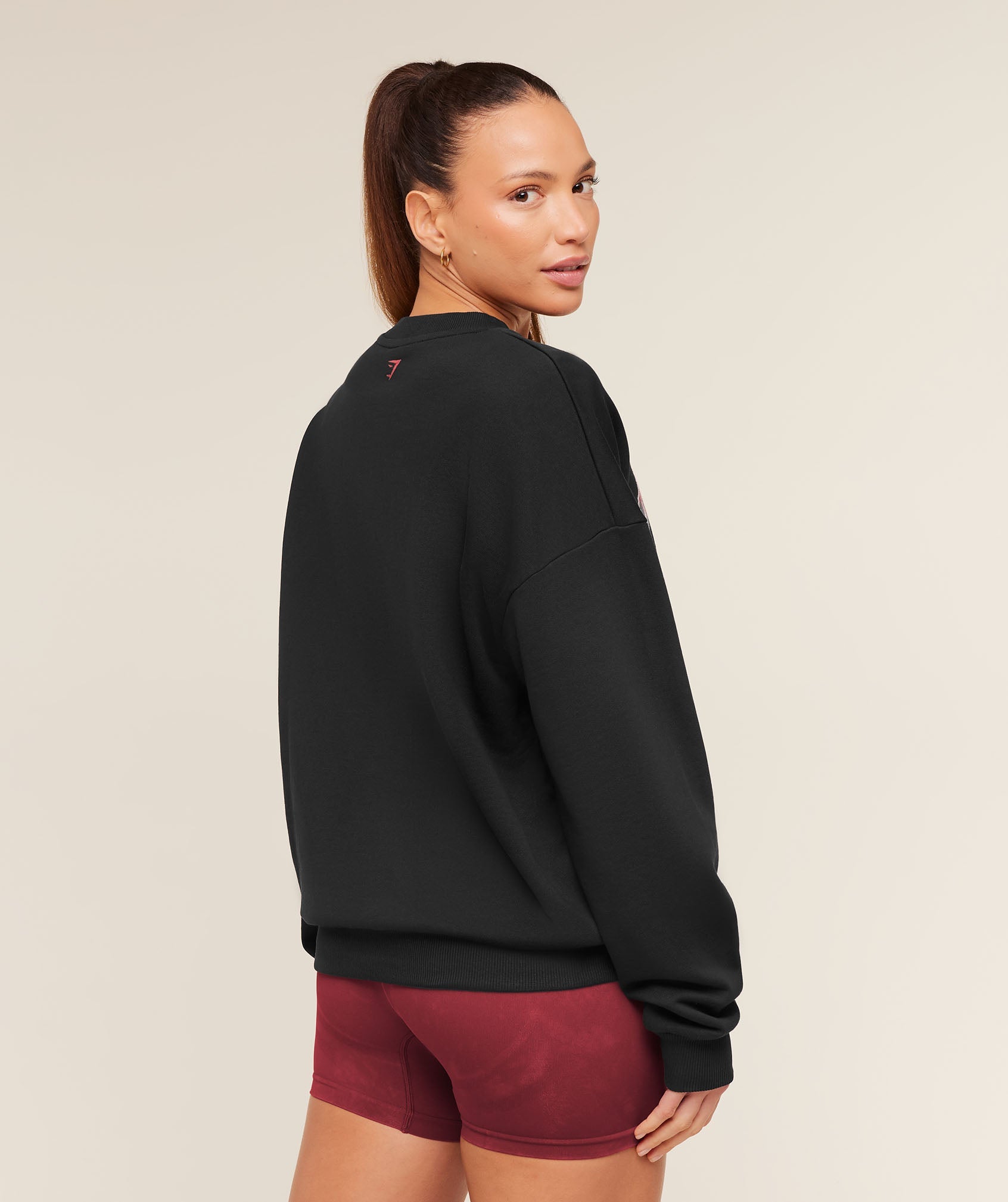 gymshark-collegiate-graphic-crew-neck-pullover-pullovers-black-aw25