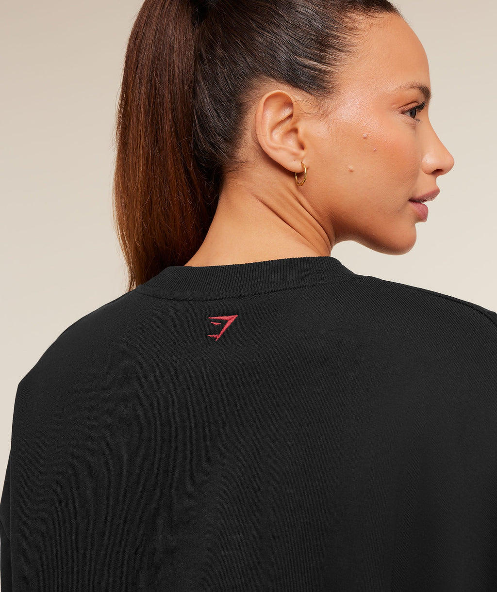gymshark-collegiate-graphic-crew-neck-pullover-pullovers-black-aw25