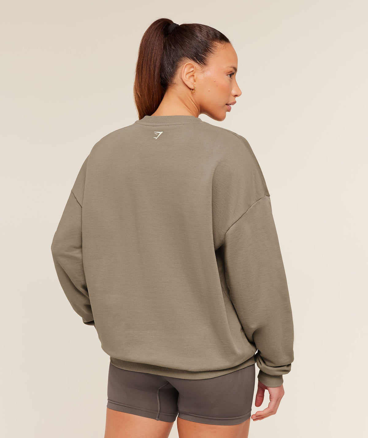 gymshark-collegiate-graphic-crew-neck-pullover-pullovers-brown-aw25