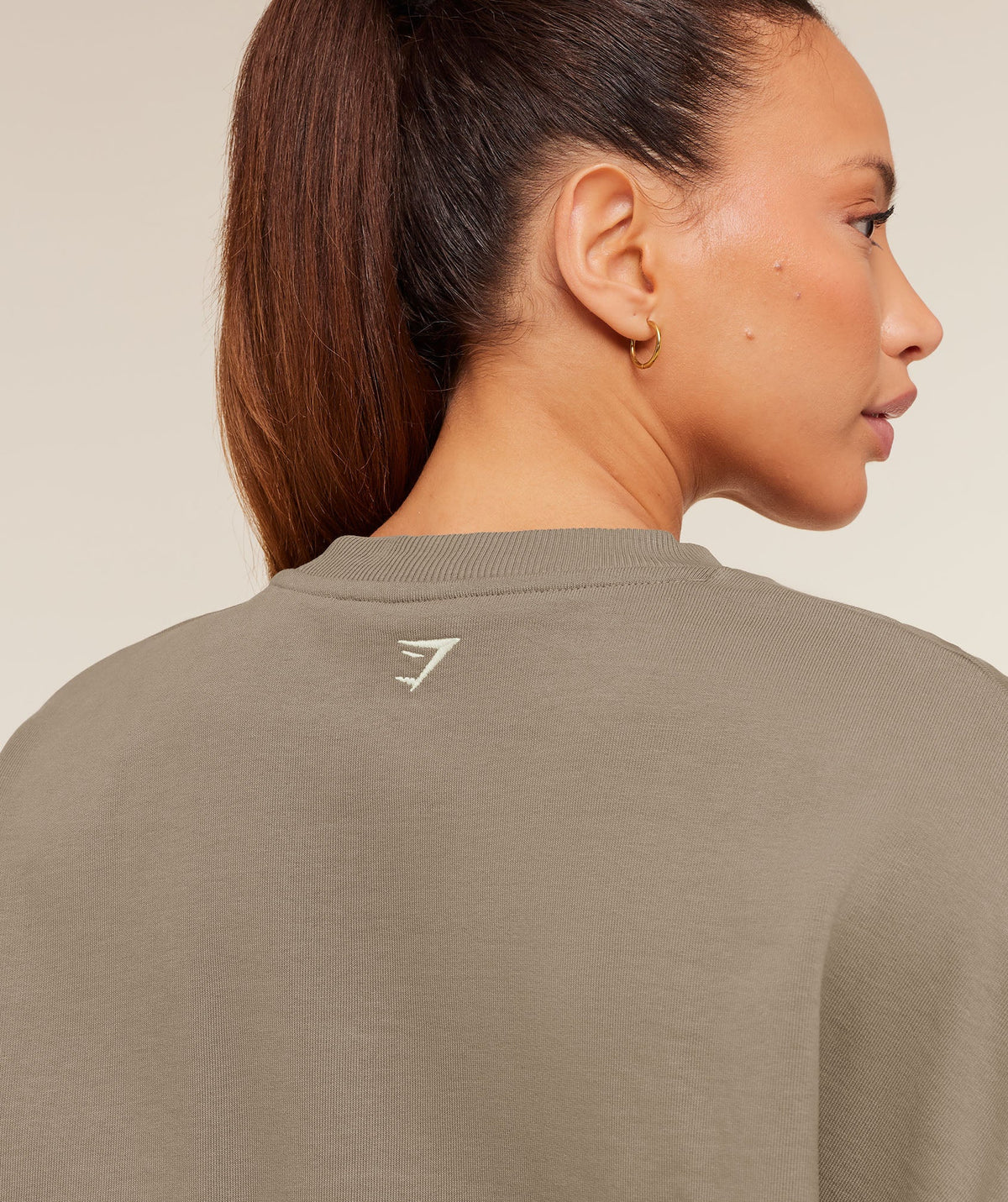 gymshark-collegiate-graphic-crew-neck-pullover-pullovers-brown-aw25