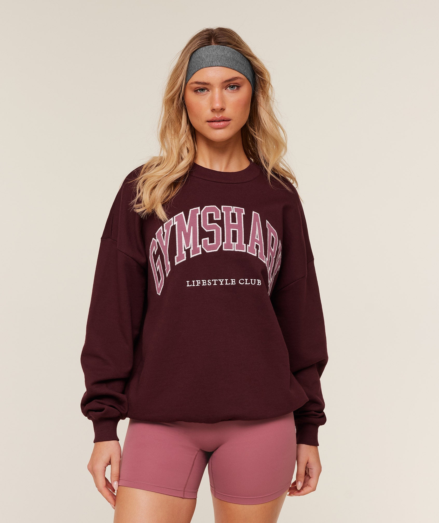 gymshark-collegiate-graphic-crew-neck-pullover-pullovers-brown-ss26