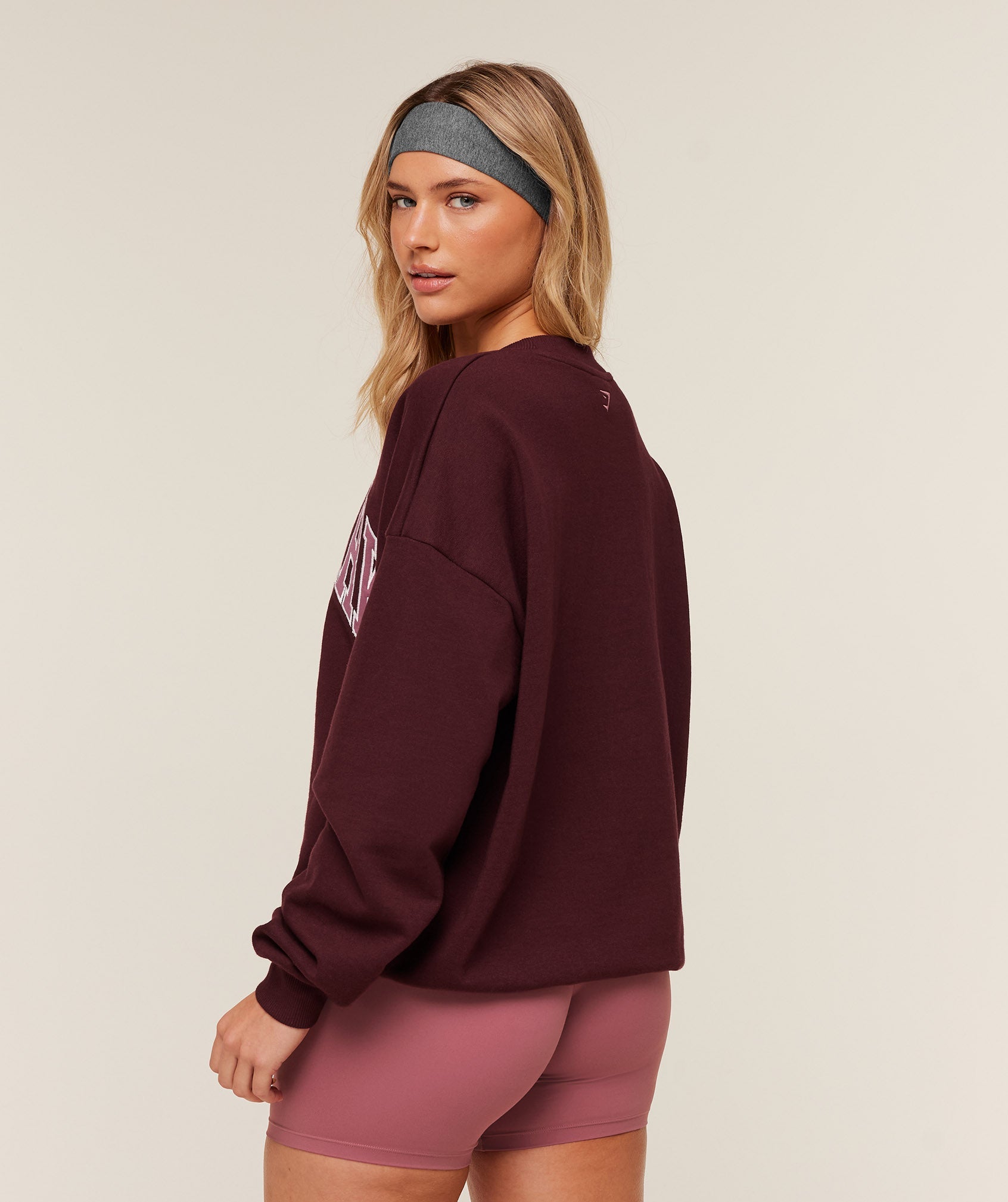 gymshark-collegiate-graphic-crew-neck-pullover-pullovers-brown-ss26