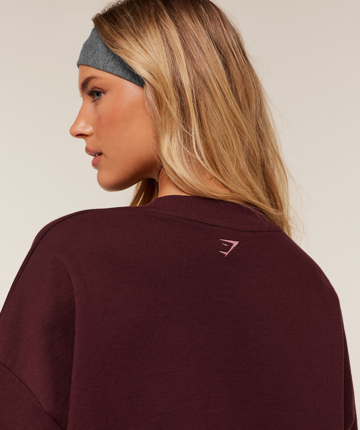gymshark-collegiate-graphic-crew-neck-pullover-pullovers-brown-ss26