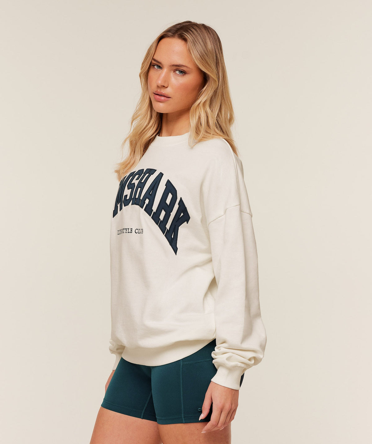 gymshark-collegiate-graphic-crew-neck-pullover-pullovers-white-ss26
