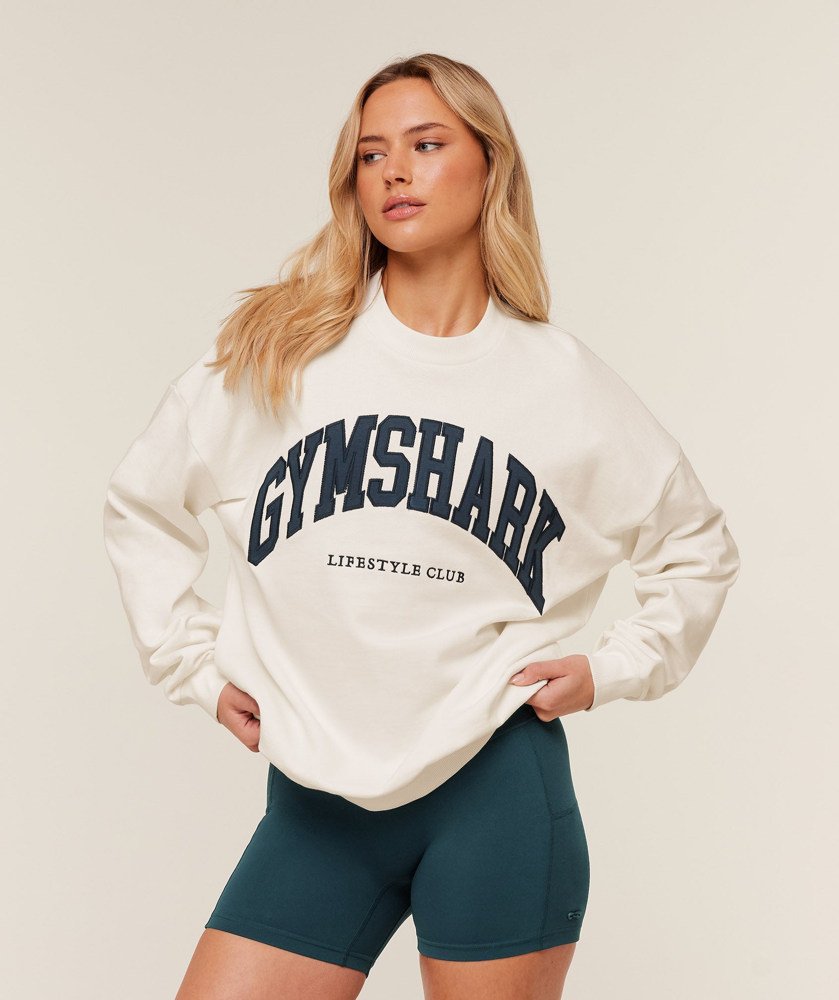 gymshark-collegiate-graphic-crew-neck-pullover-pullovers-white-ss26