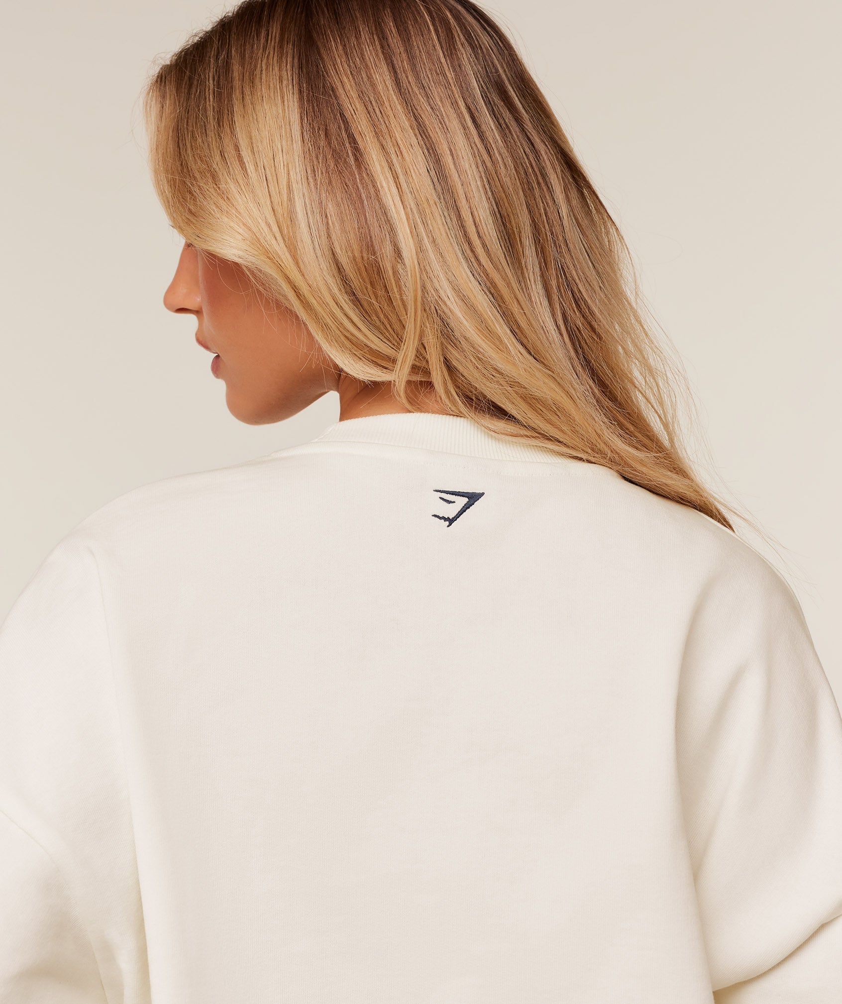 gymshark-collegiate-graphic-crew-neck-pullover-pullovers-white-ss26