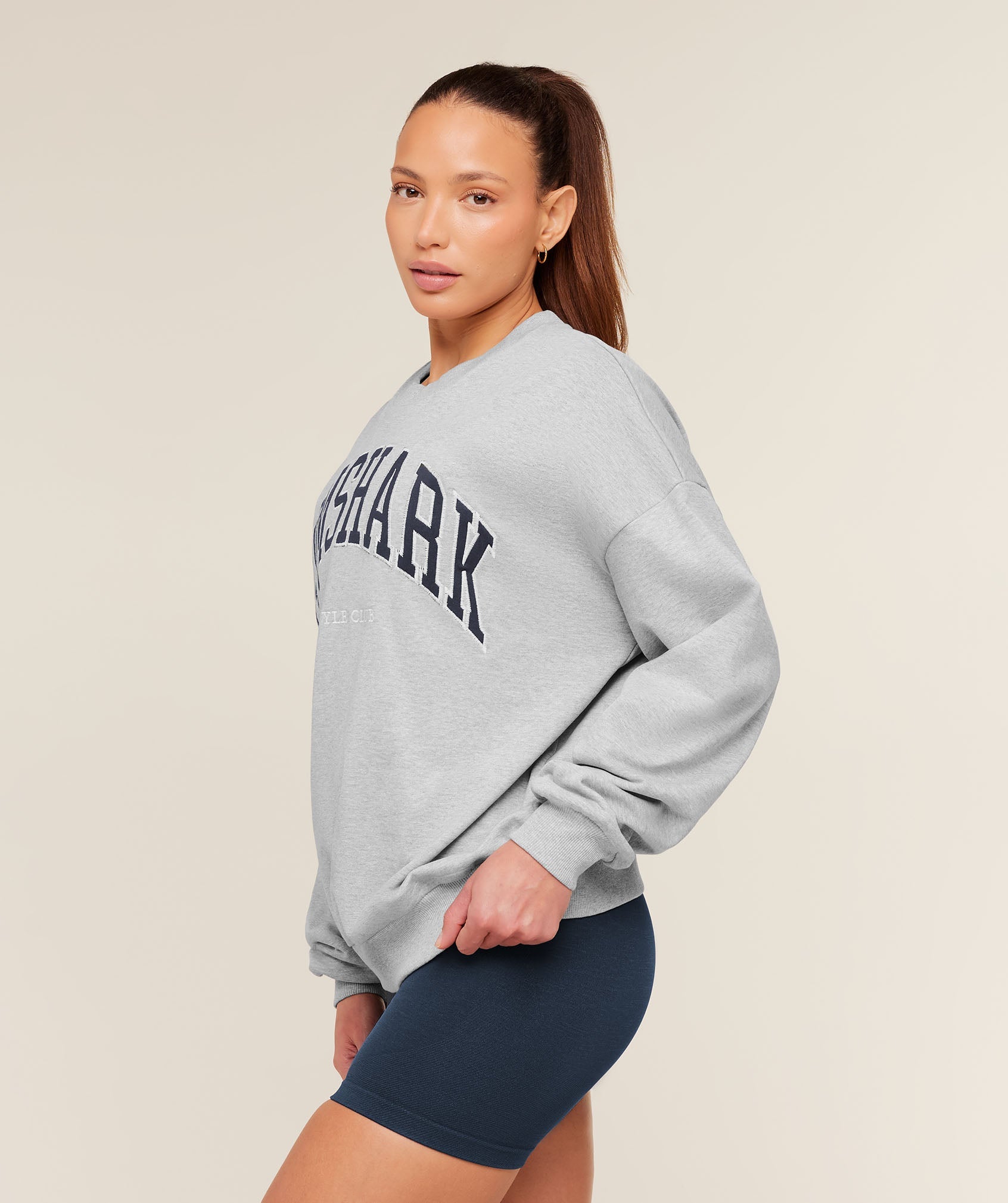 gymshark-collegiate-graphic-crew-neck-pullover-pullovers-grey-aw25