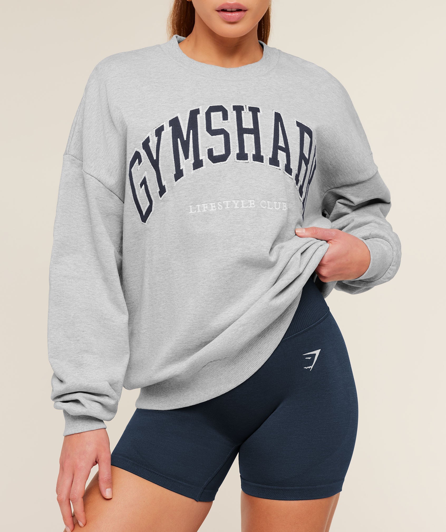gymshark-collegiate-graphic-crew-neck-pullover-pullovers-grey-aw25