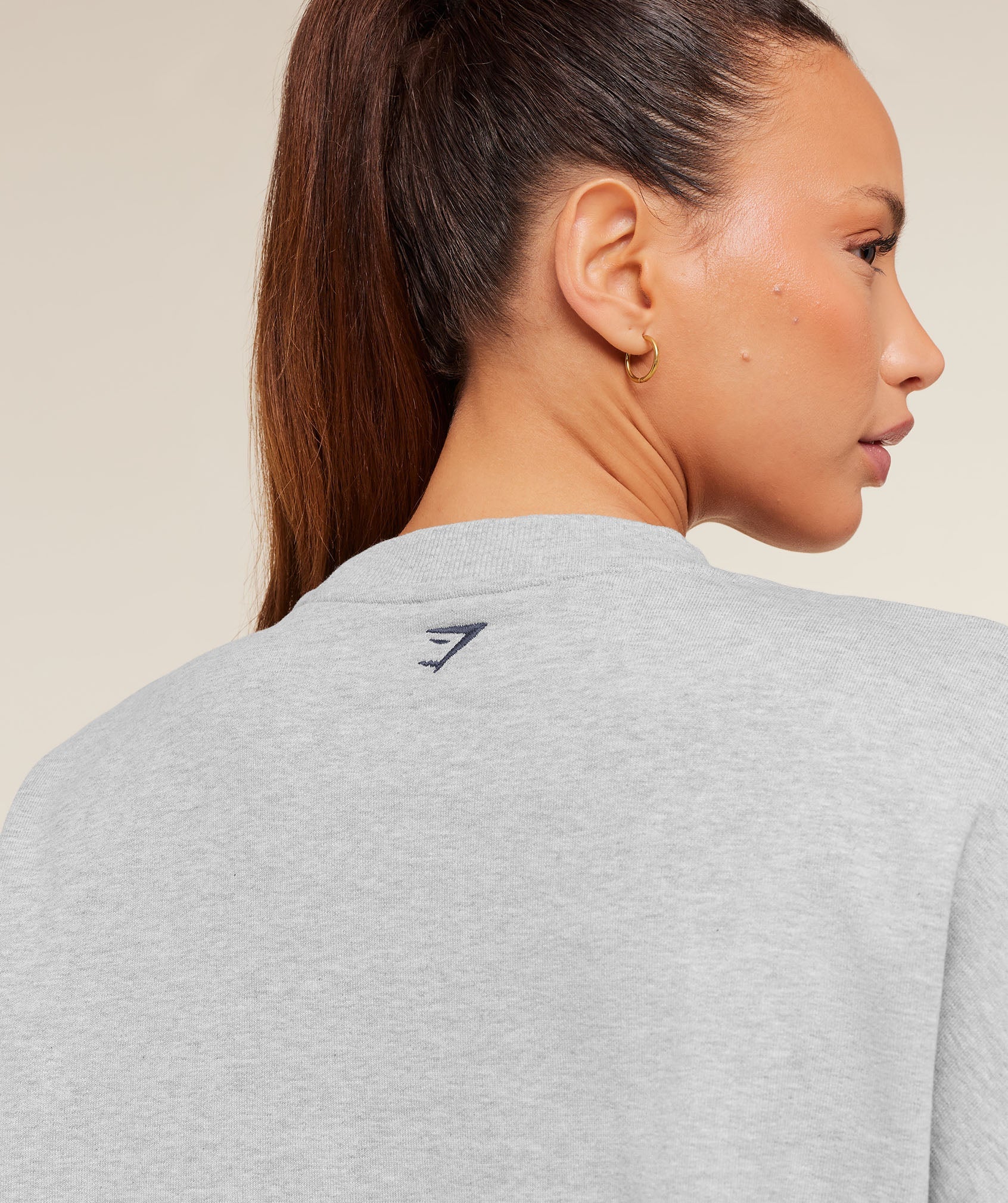 gymshark-collegiate-graphic-crew-neck-pullover-pullovers-grey-aw25