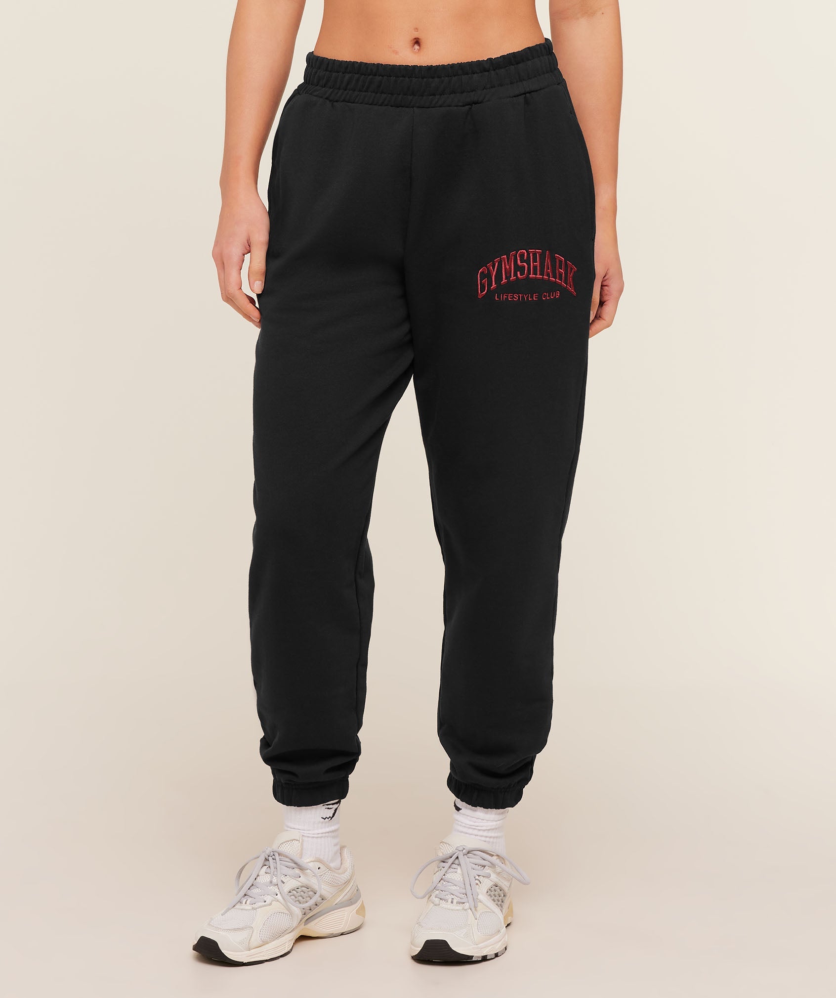 gymshark-collegiate-graphic-joggers-pants-black-aw25