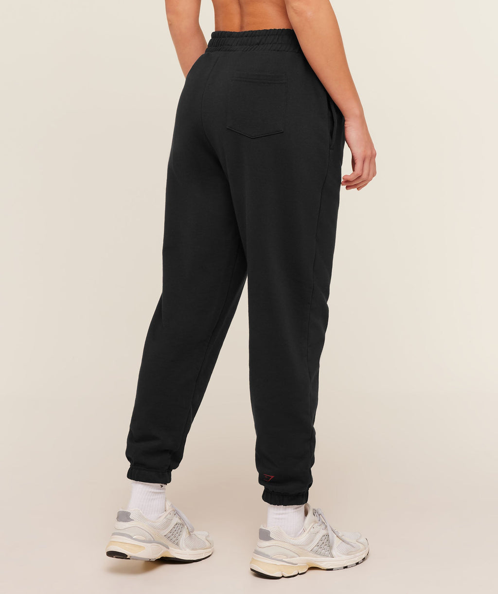 gymshark-collegiate-graphic-joggers-pants-black-aw25