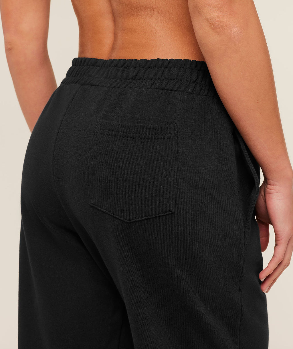 gymshark-collegiate-graphic-joggers-pants-black-aw25