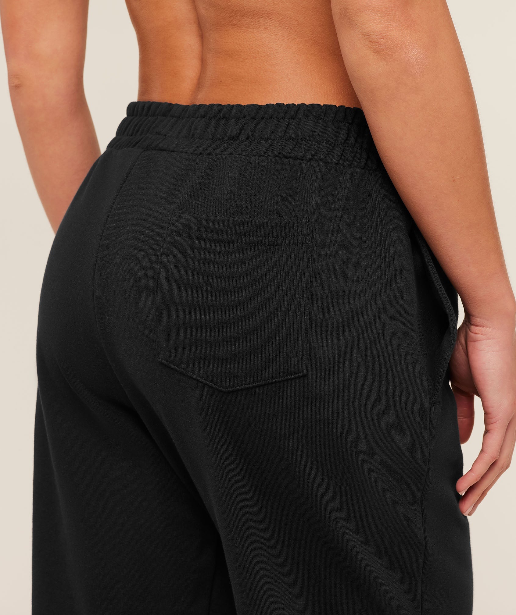 gymshark-collegiate-graphic-joggers-pants-black-aw25