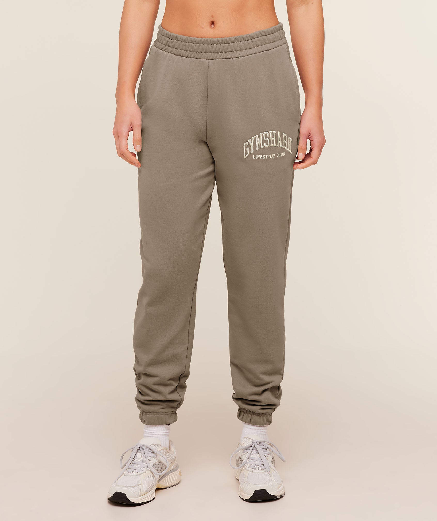 gymshark-collegiate-graphic-joggers-pants-brown-aw25
