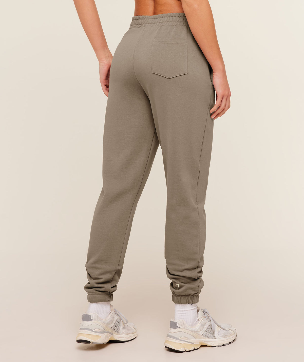 gymshark-collegiate-graphic-joggers-pants-brown-aw25