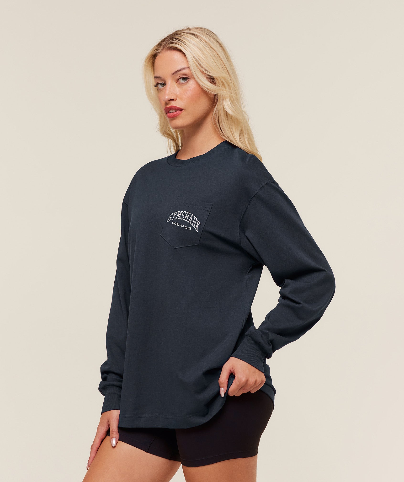 gymshark-collegiate-graphic-long-sleeve-t-shirt-ls-tops-blue-aw25