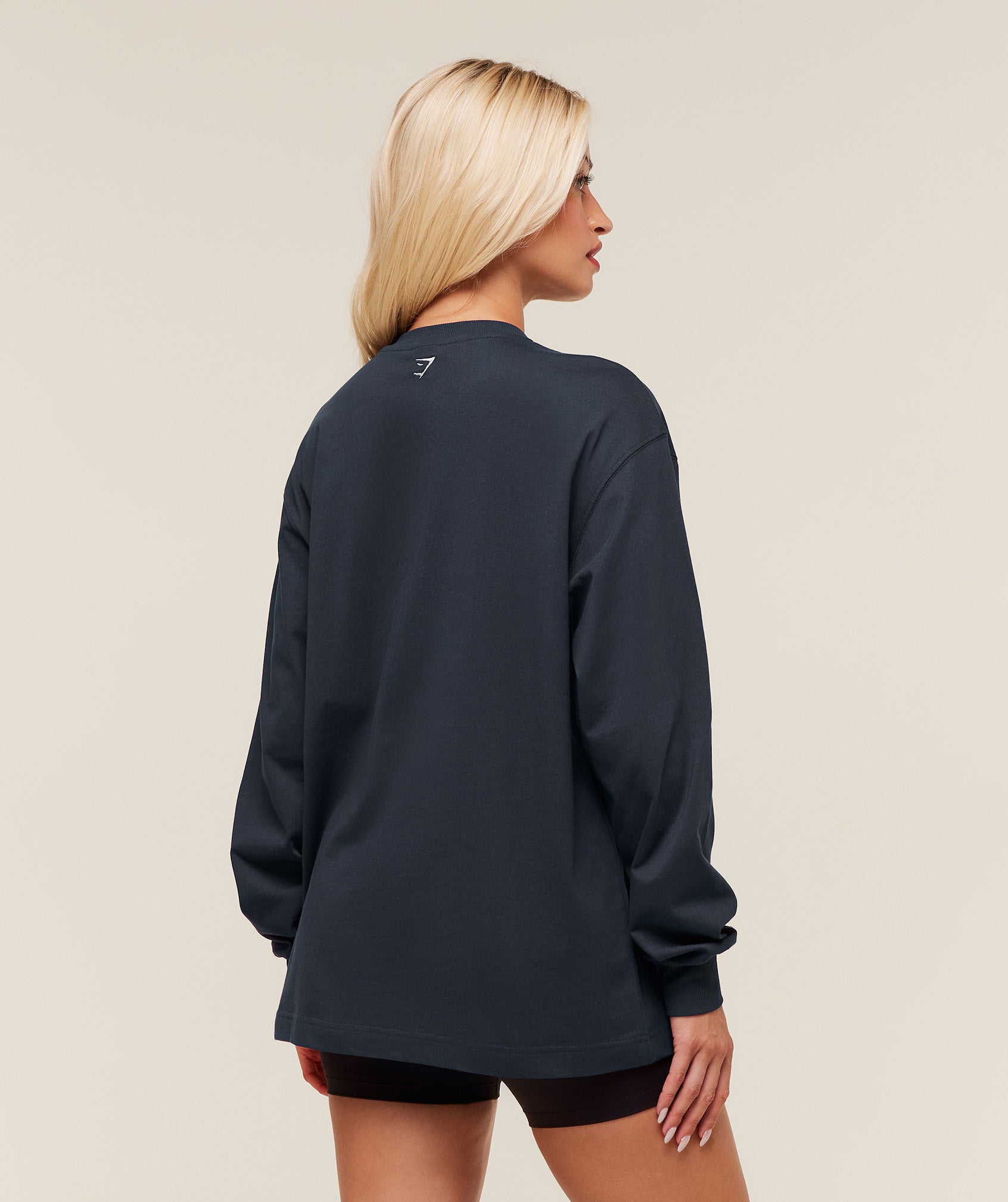 gymshark-collegiate-graphic-long-sleeve-t-shirt-ls-tops-blue-aw25