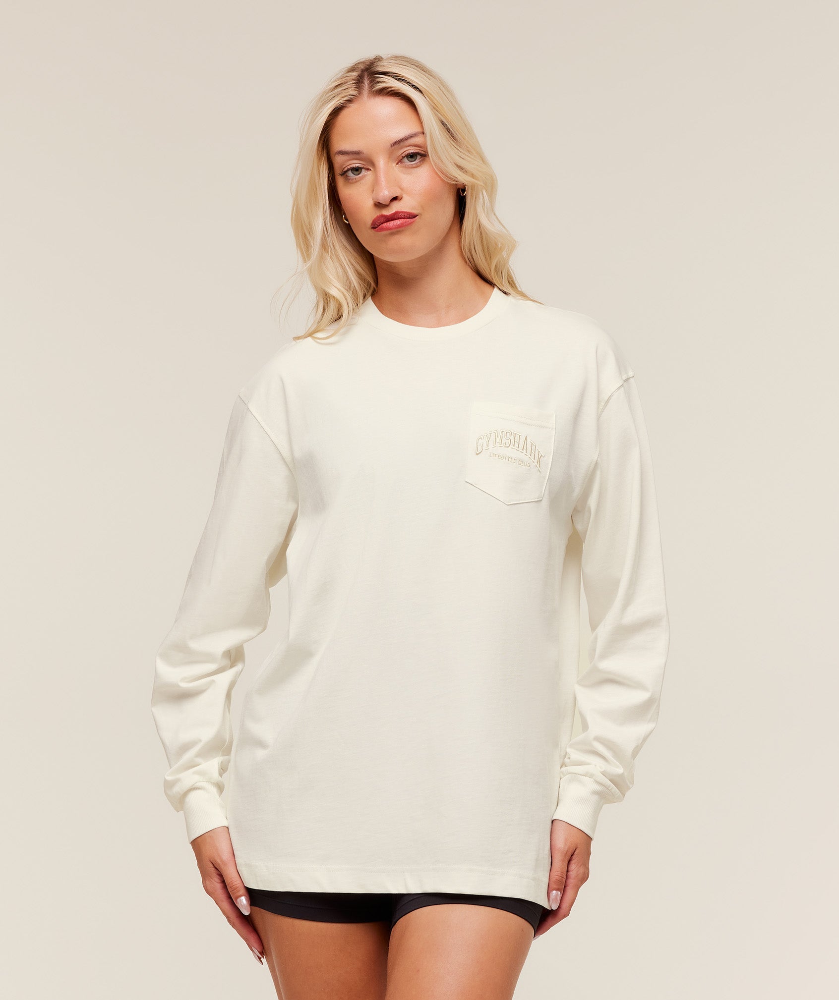 gymshark-collegiate-graphic-long-sleeve-t-shirt-ls-tops-white-aw25