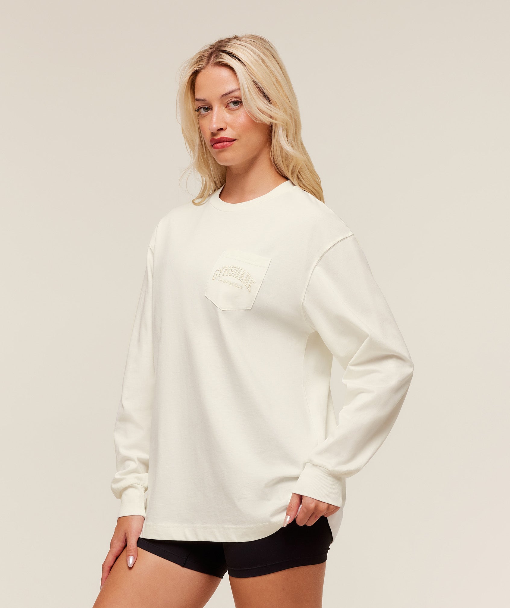 gymshark-collegiate-graphic-long-sleeve-t-shirt-ls-tops-white-aw25