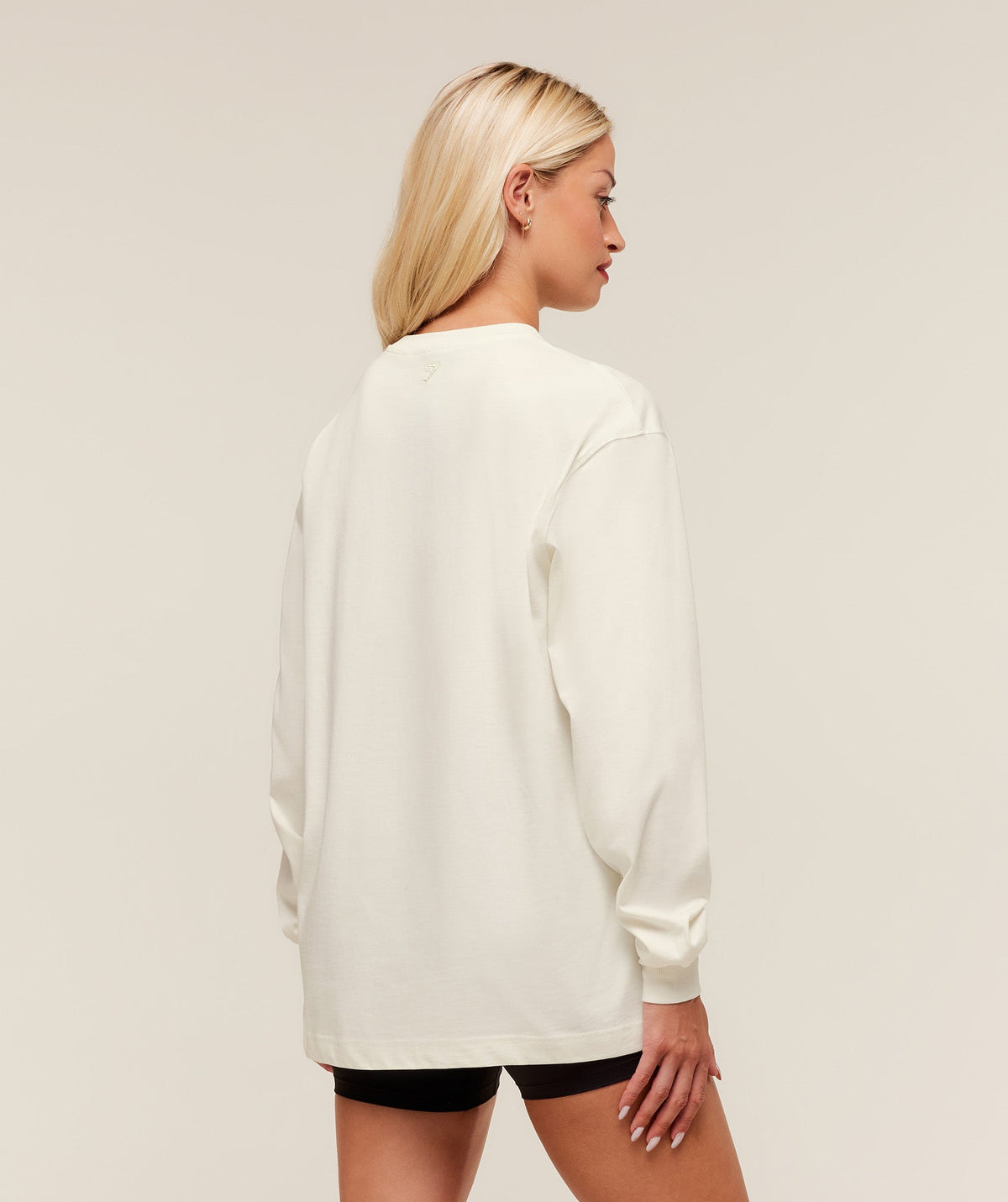 gymshark-collegiate-graphic-long-sleeve-t-shirt-ls-tops-white-aw25