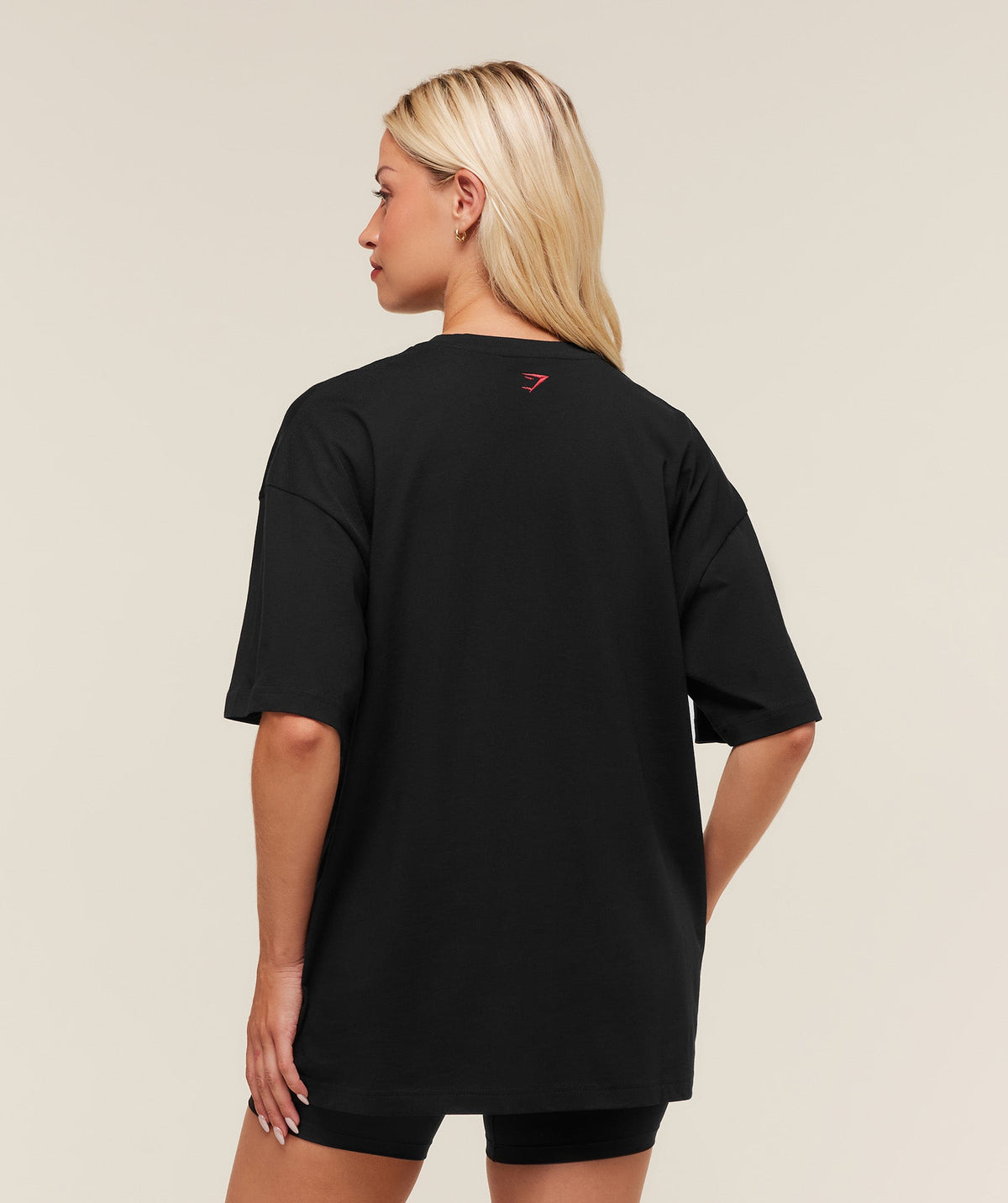 gymshark-collegiate-graphic-t-shirt-ss-tops-black-aw25