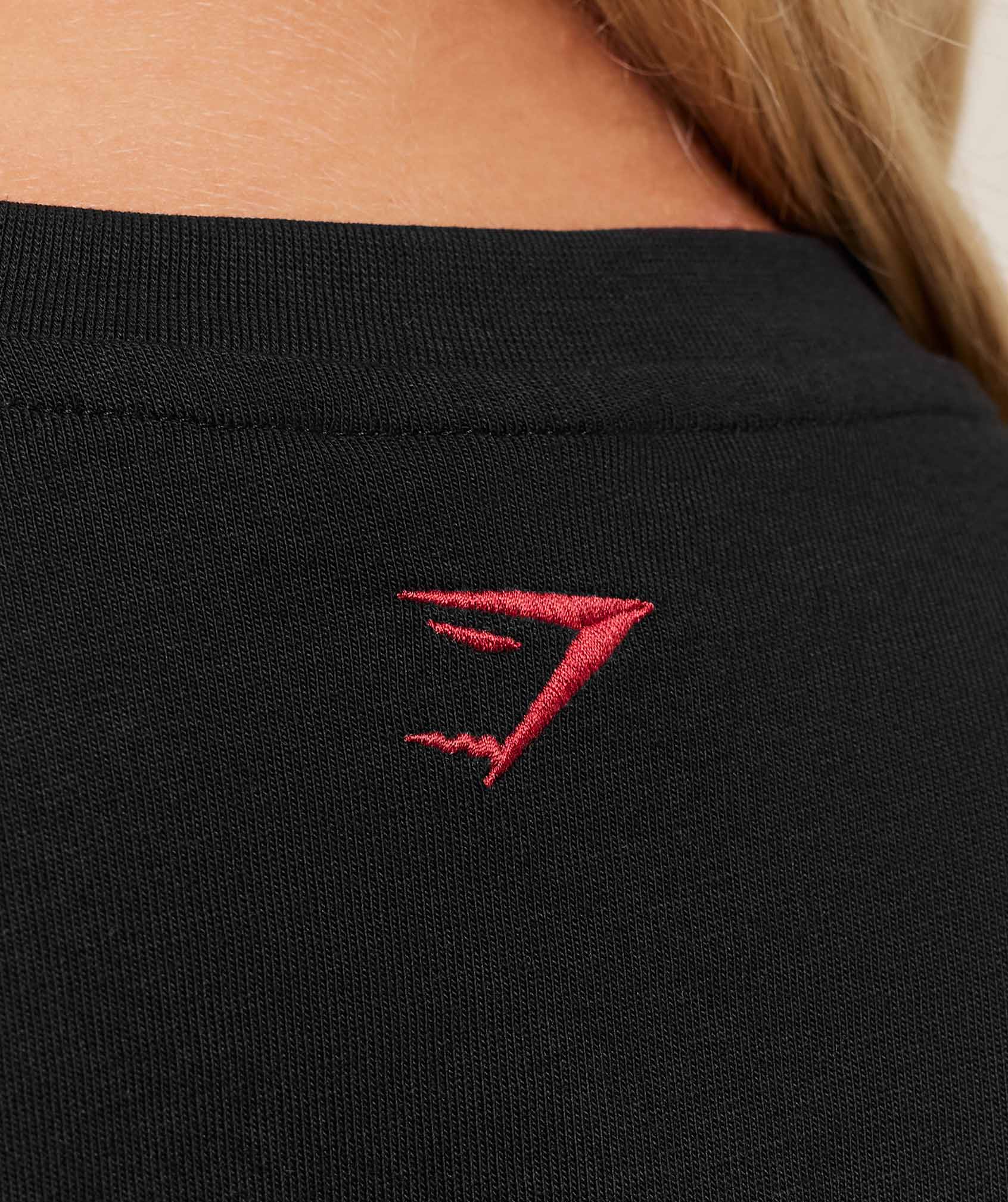gymshark-collegiate-graphic-t-shirt-ss-tops-black-aw25