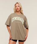 gymshark-collegiate-graphic-t-shirt-ss-tops-brown-aw25