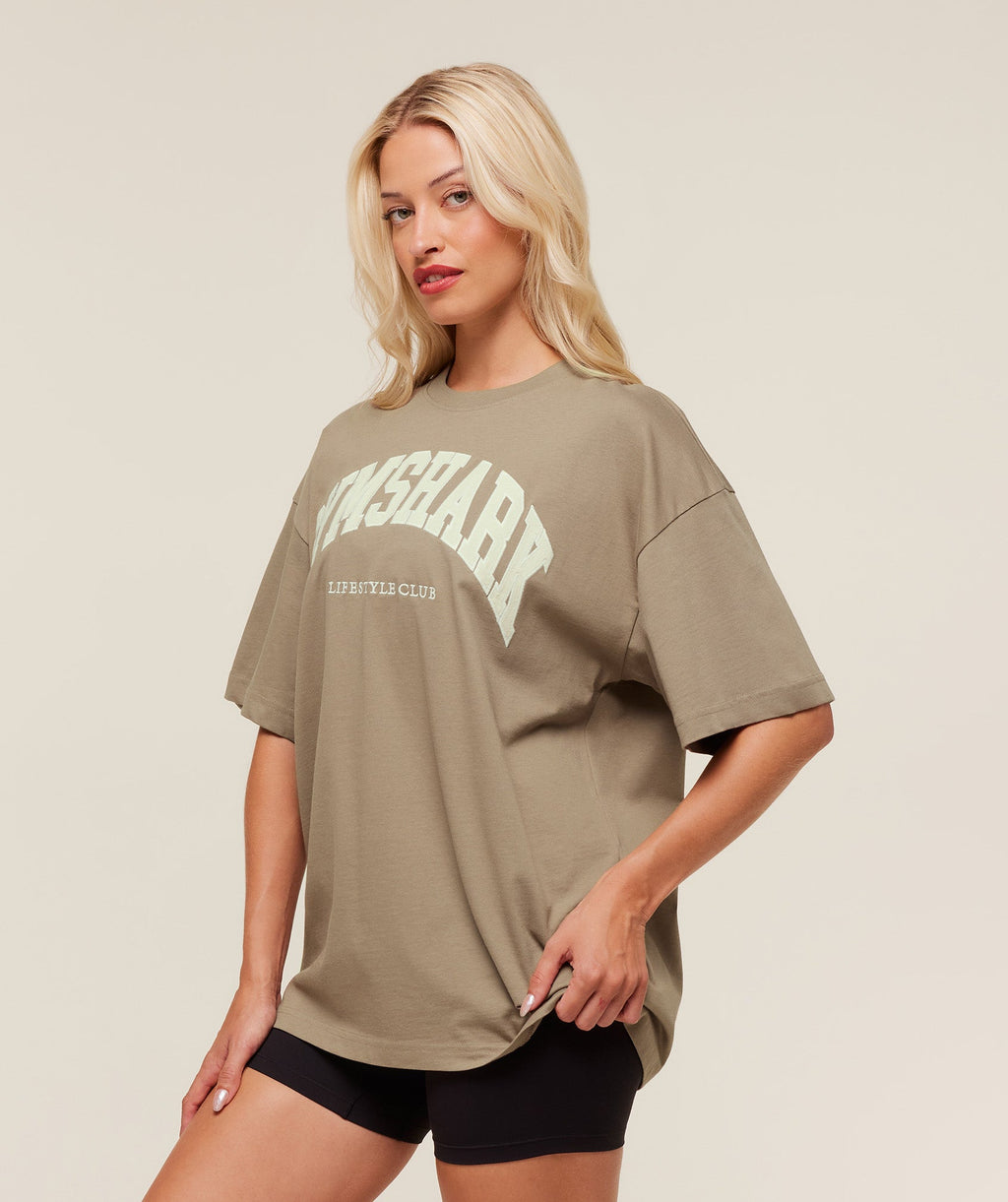 gymshark-collegiate-graphic-t-shirt-ss-tops-brown-aw25