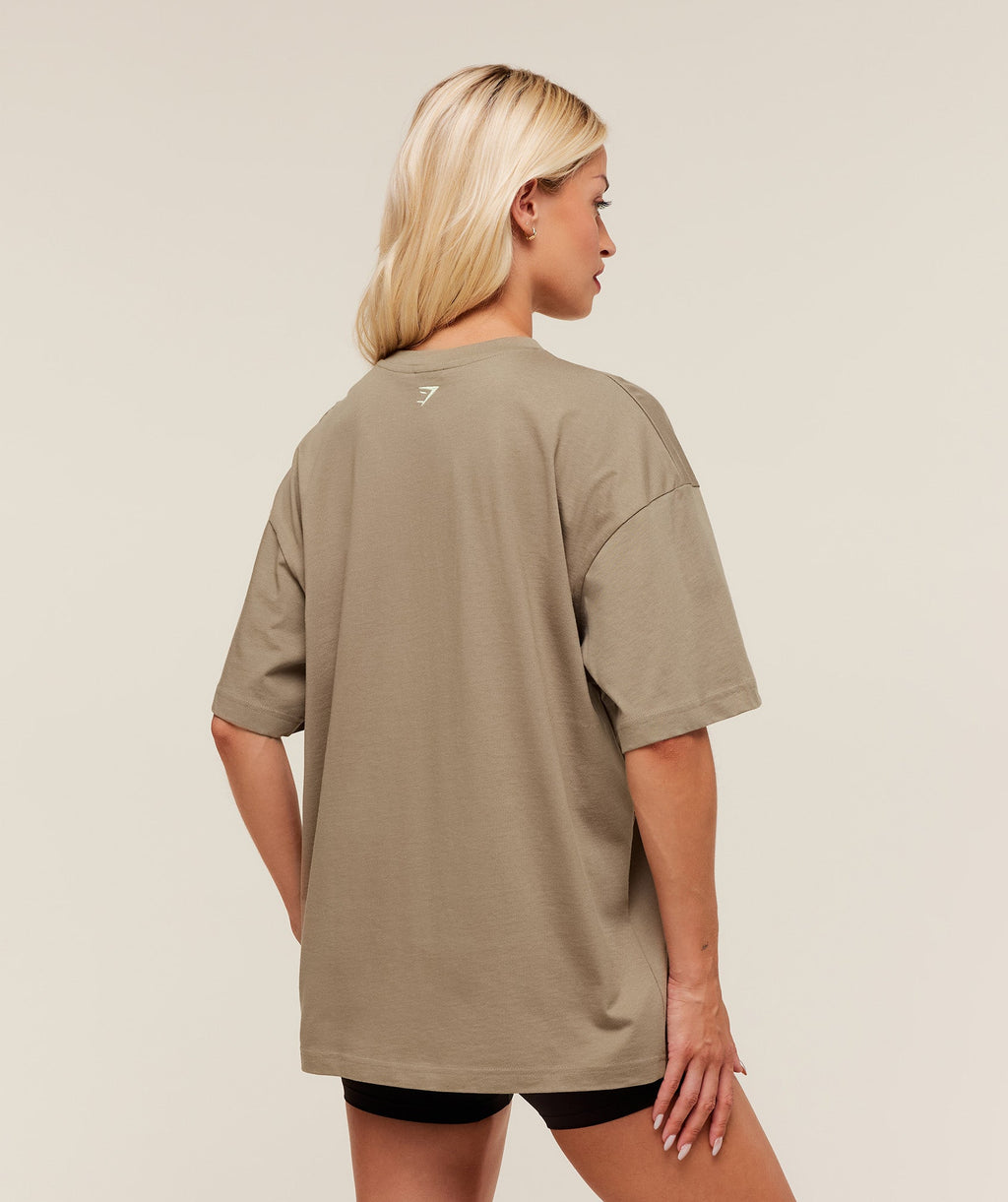 gymshark-collegiate-graphic-t-shirt-ss-tops-brown-aw25
