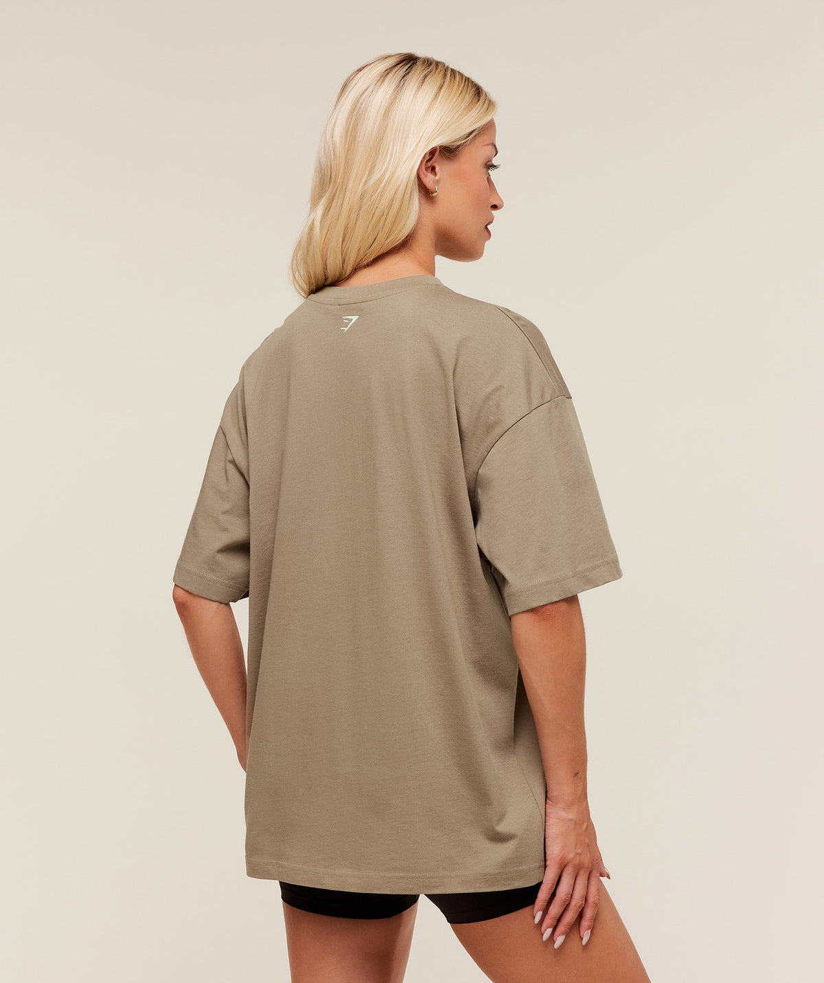 gymshark-collegiate-graphic-t-shirt-ss-tops-brown-aw25