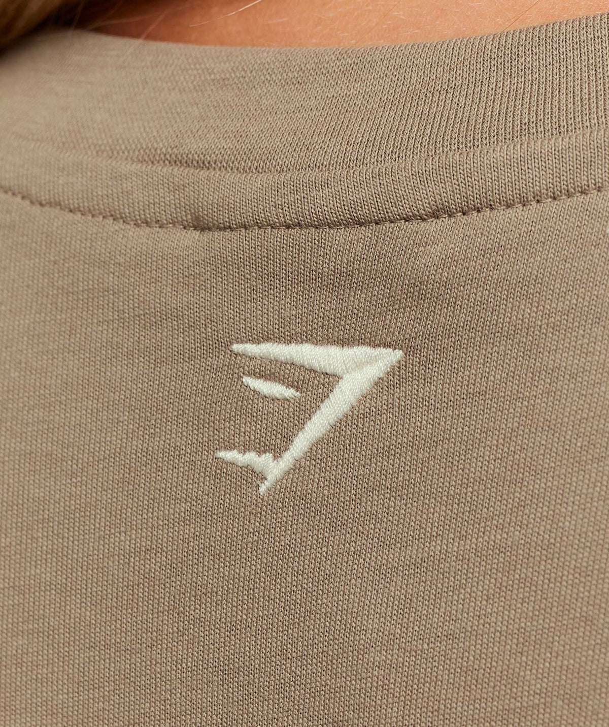 gymshark-collegiate-graphic-t-shirt-ss-tops-brown-aw25