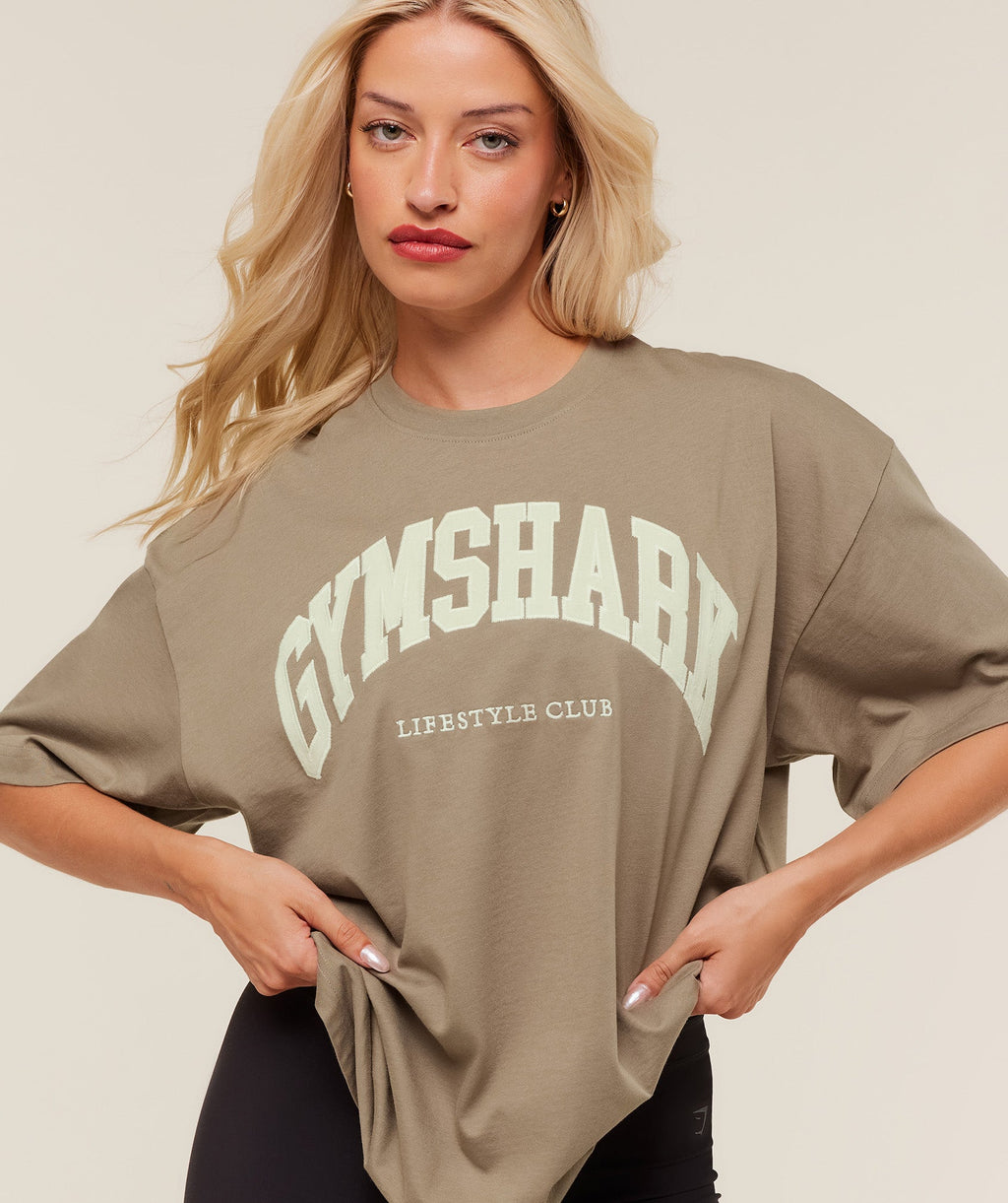 gymshark-collegiate-graphic-t-shirt-ss-tops-brown-aw25