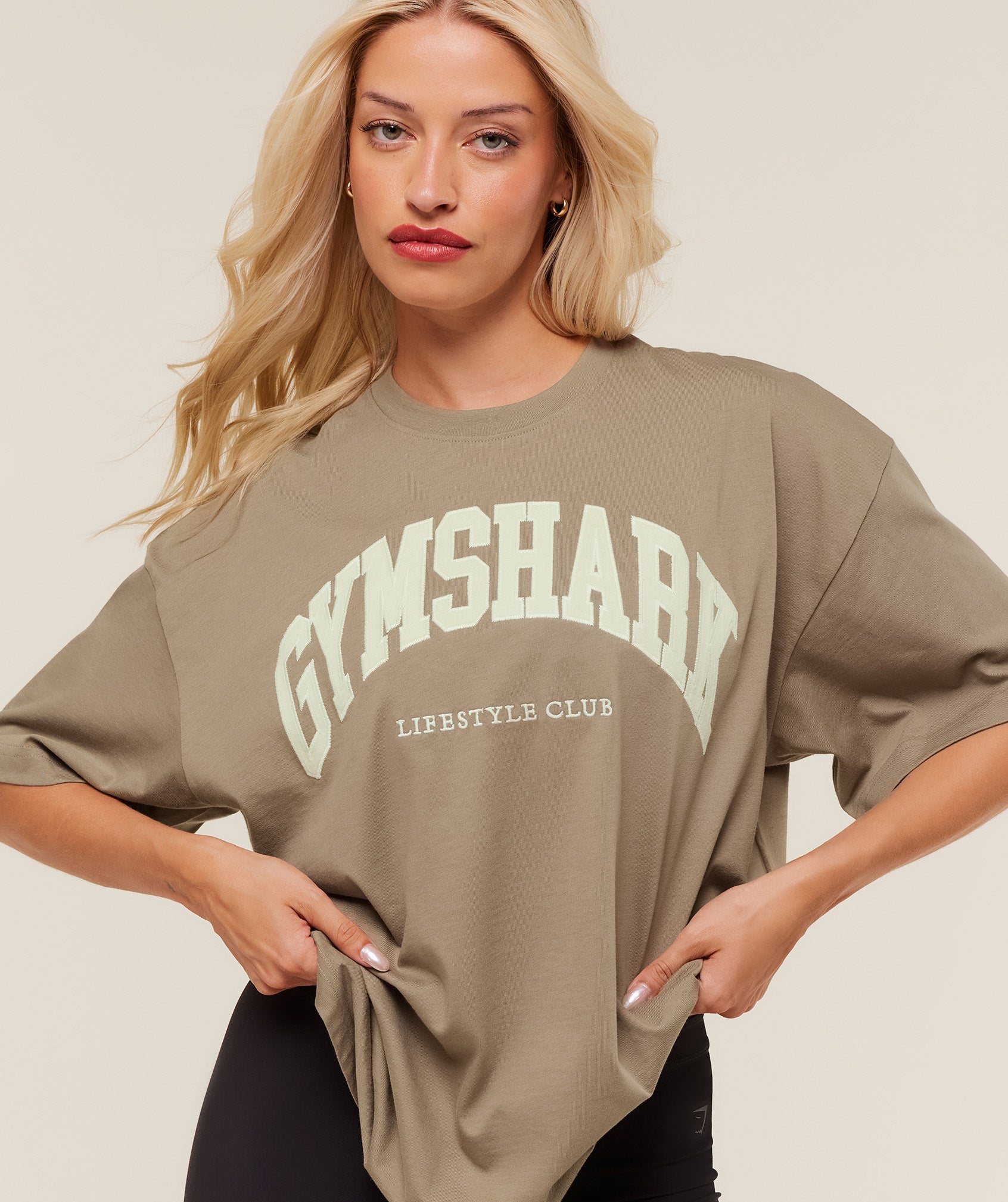 gymshark-collegiate-graphic-t-shirt-ss-tops-brown-aw25