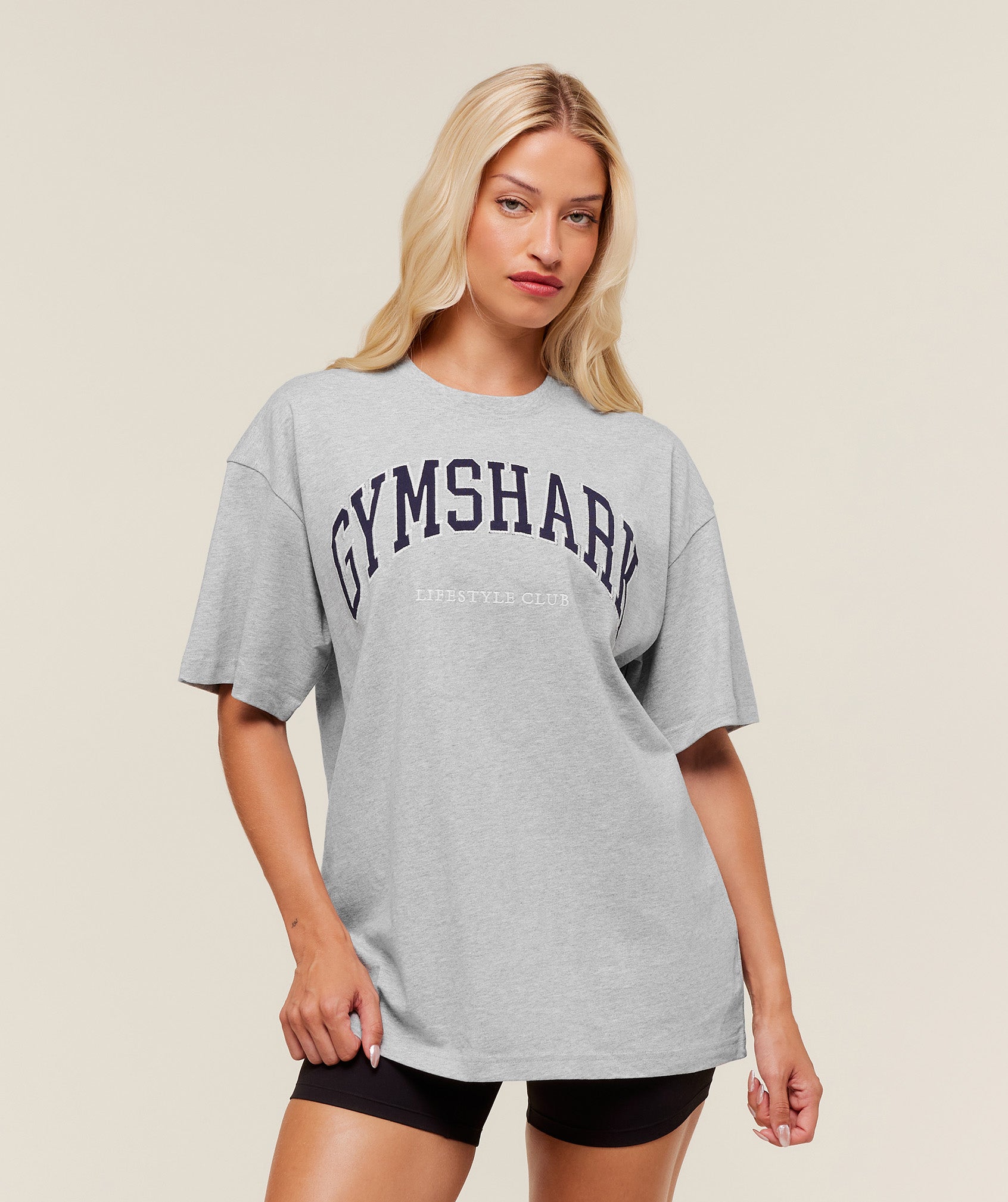 gymshark-collegiate-graphic-t-shirt-ss-tops-grey-aw25