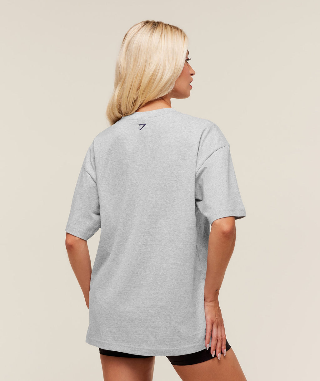 gymshark-collegiate-graphic-t-shirt-ss-tops-grey-aw25