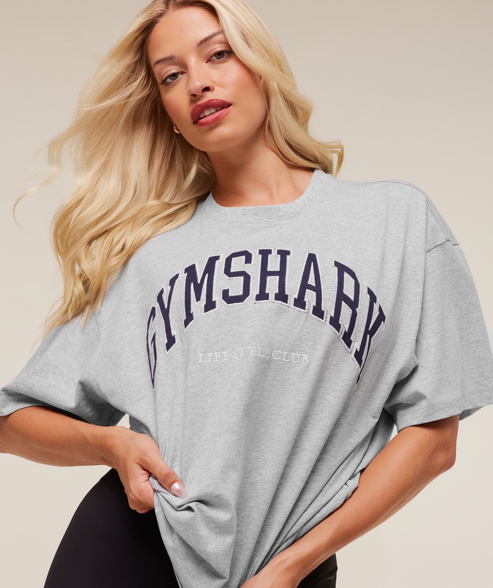 gymshark-collegiate-graphic-t-shirt-ss-tops-grey-aw25