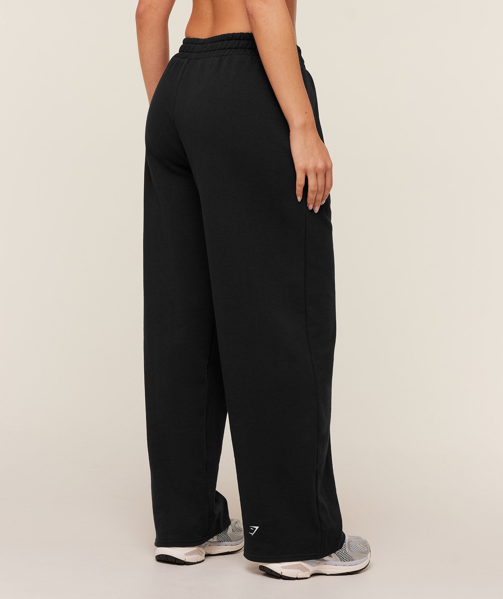 gymshark-collegiate-graphic-straight-leg-jogger-pants