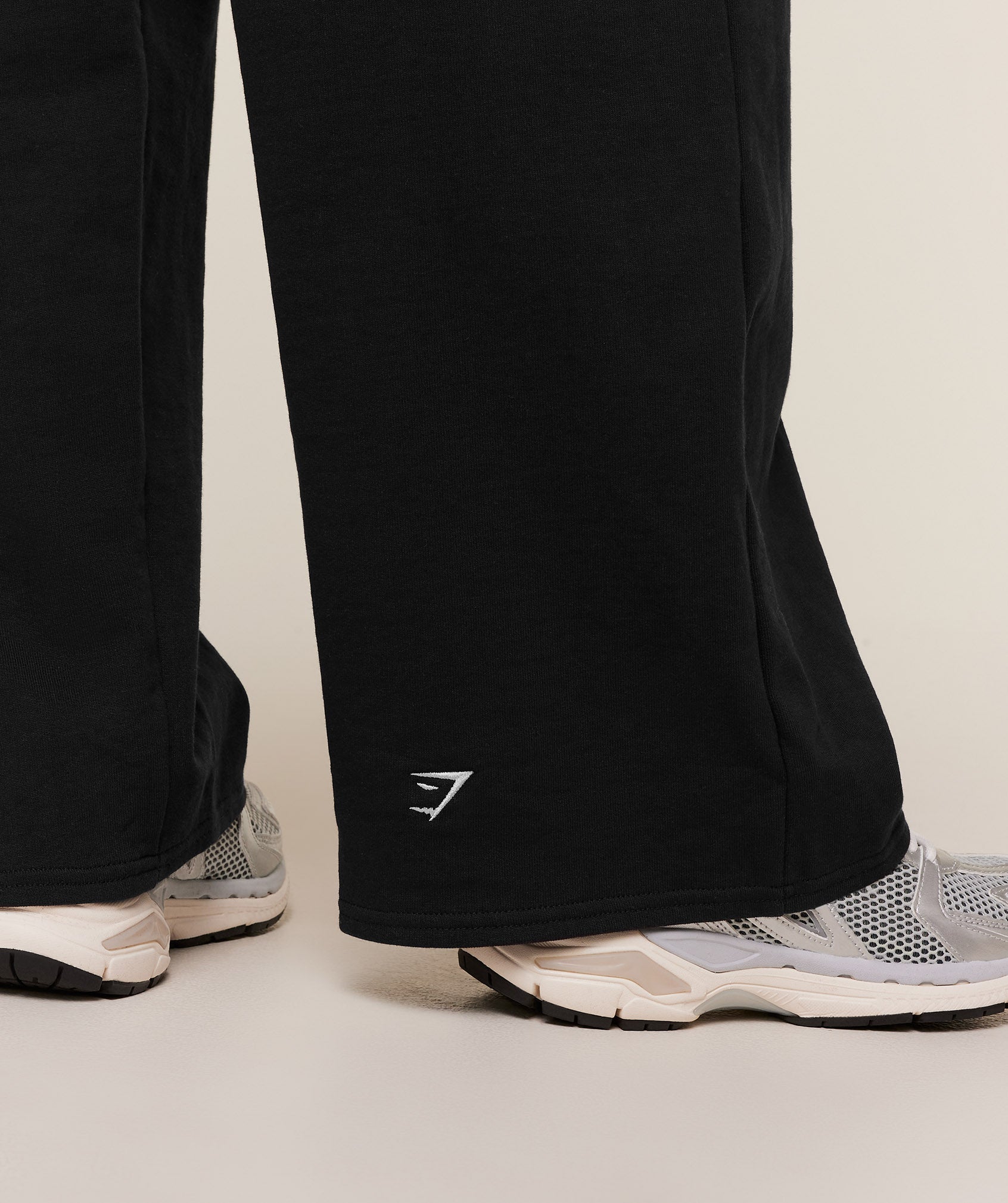 gymshark-collegiate-graphic-straight-leg-jogger-pants