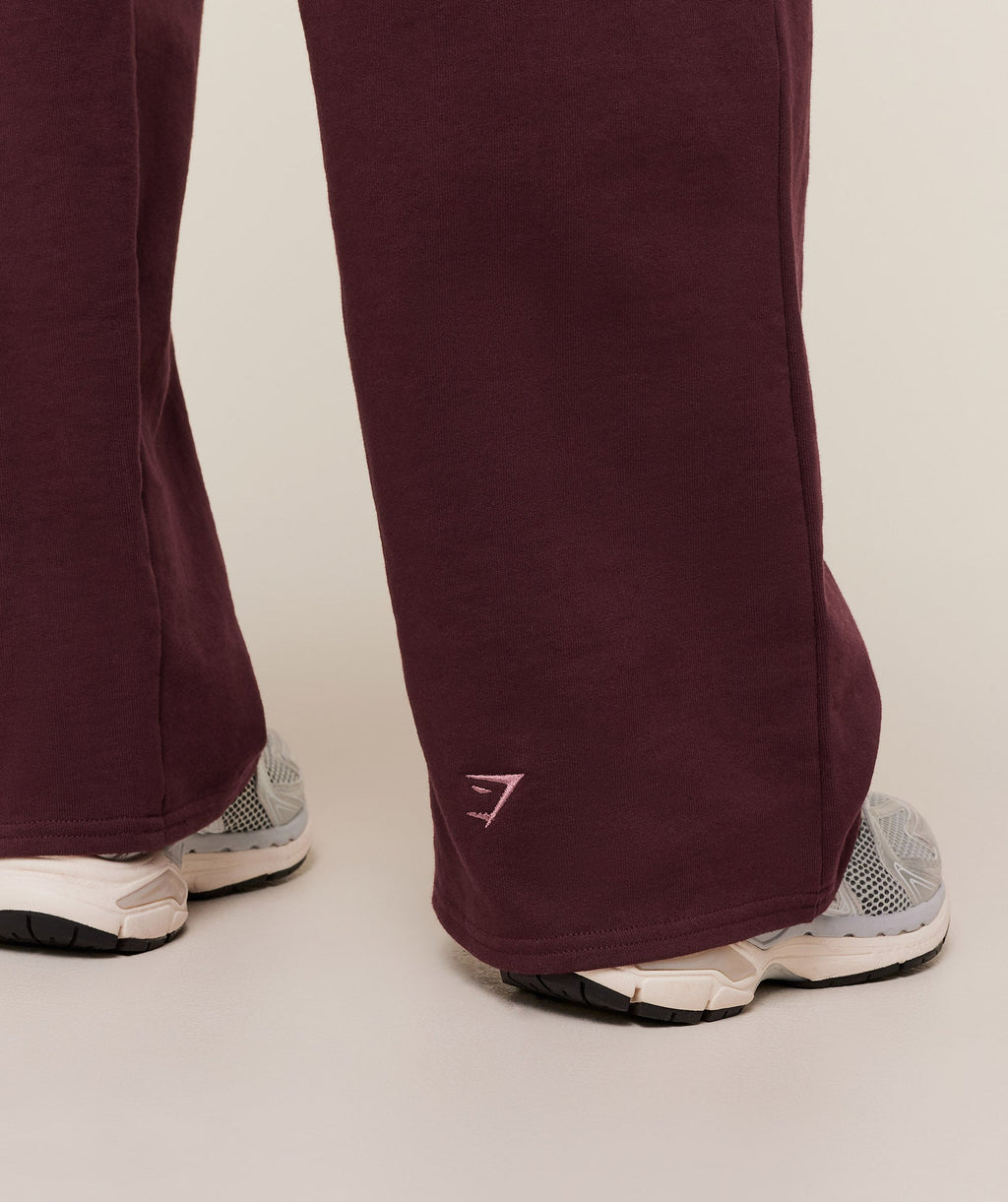 gymshark-collegiate-graphic-straight-leg-jogger-pants-brown-ss26